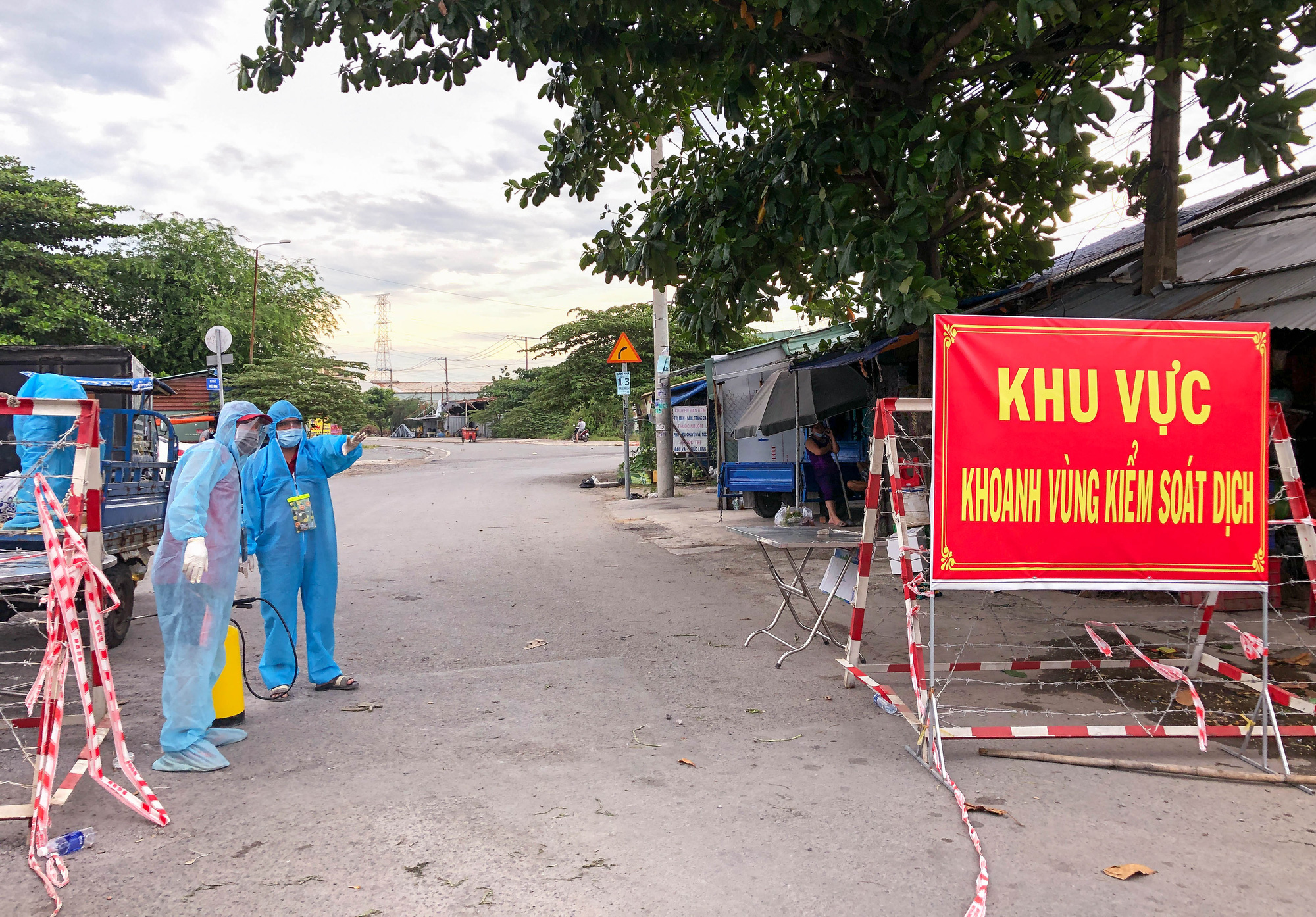 Bà con chung cư Ehome 3 ở Bình Tân tự lập đội chuyển hàng cho lối xóm bị phong tỏa - Ảnh 5. Bà con chung cư Ehome 3 ở Bình Tân tự lập đội chuyển hàng cho lối xóm bị phong tỏa - Ảnh 5.