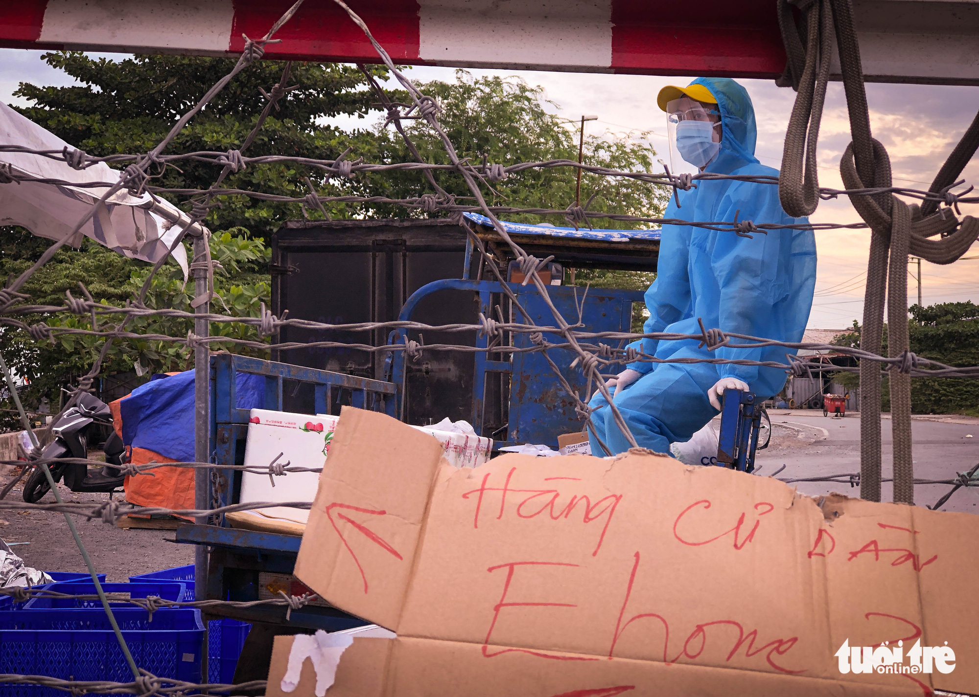 Bà con chung cư Ehome 3 ở Bình Tân tự lập đội chuyển hàng cho lối xóm bị phong tỏa - Ảnh 1. Bà con chung cư Ehome 3 ở Bình Tân tự lập đội chuyển hàng cho lối xóm bị phong tỏa - Ảnh 1.