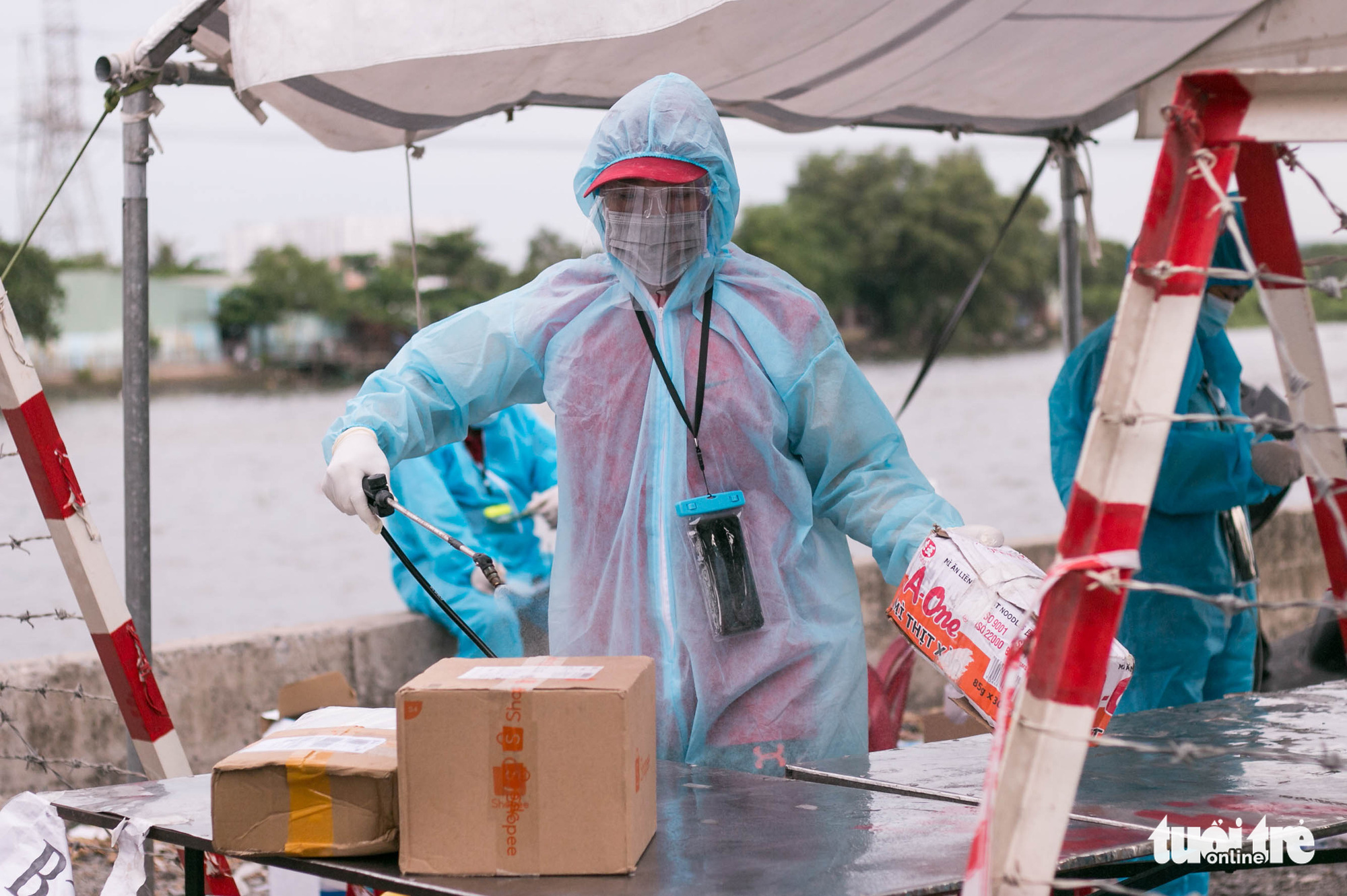 Bà con chung cư Ehome 3 ở Bình Tân tự lập đội chuyển hàng cho lối xóm bị phong tỏa - Ảnh 2. Bà con chung cư Ehome 3 ở Bình Tân tự lập đội chuyển hàng cho lối xóm bị phong tỏa - Ảnh 2.