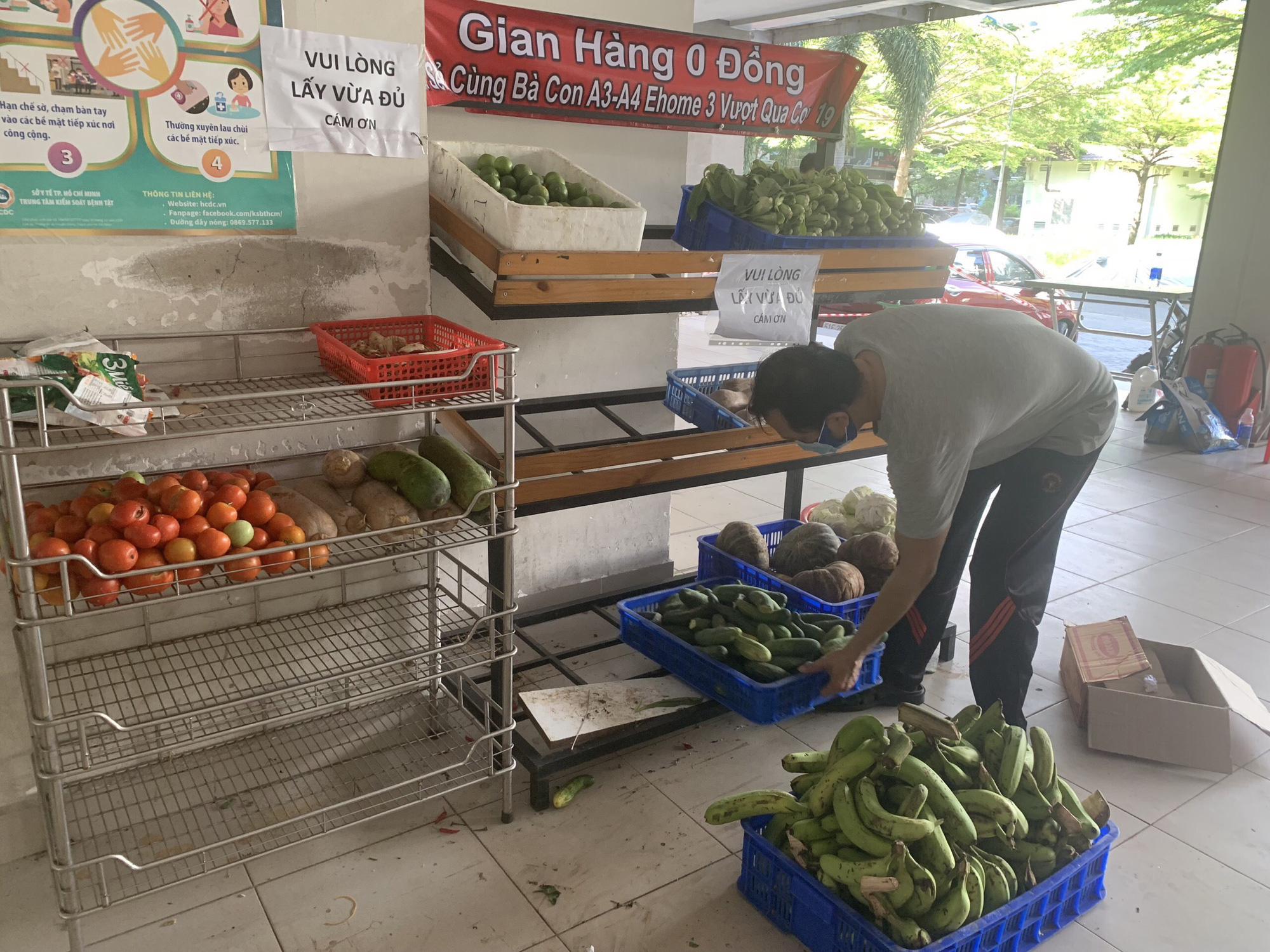 Bà con chung cư Ehome 3 ở Bình Tân tự lập đội chuyển hàng cho lối xóm bị phong tỏa - Ảnh 8. Bà con chung cư Ehome 3 ở Bình Tân tự lập đội chuyển hàng cho lối xóm bị phong tỏa - Ảnh 8.