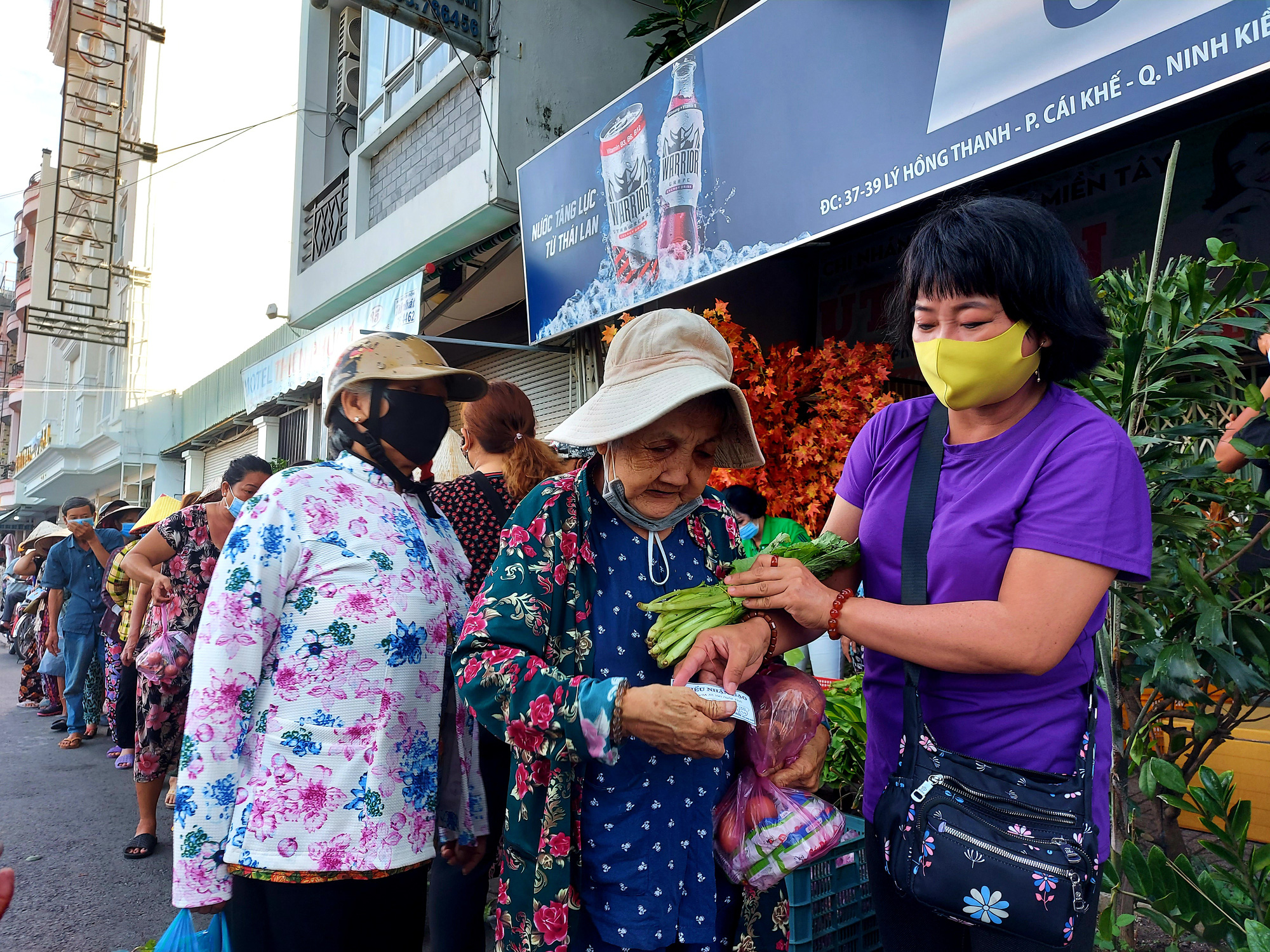 Ấm áp phiên chợ 0 đồng và những suất cơm giúp bà con nghèo mùa dịch - Ảnh 1. Ấm áp phiên chợ 0 đồng và những suất cơm giúp bà con nghèo mùa dịch - Ảnh 1.