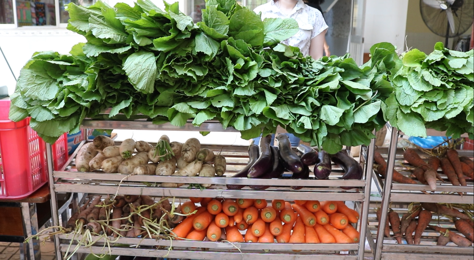 Ấm áp phiên chợ 0 đồng và những suất cơm giúp bà con nghèo mùa dịch - Ảnh 4. Ấm áp phiên chợ 0 đồng và những suất cơm giúp bà con nghèo mùa dịch - Ảnh 4.