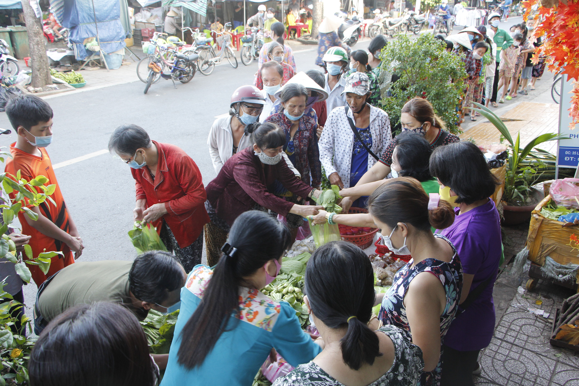 Ấm áp phiên chợ 0 đồng và những suất cơm giúp bà con nghèo mùa dịch - Ảnh 2. Ấm áp phiên chợ 0 đồng và những suất cơm giúp bà con nghèo mùa dịch - Ảnh 2.