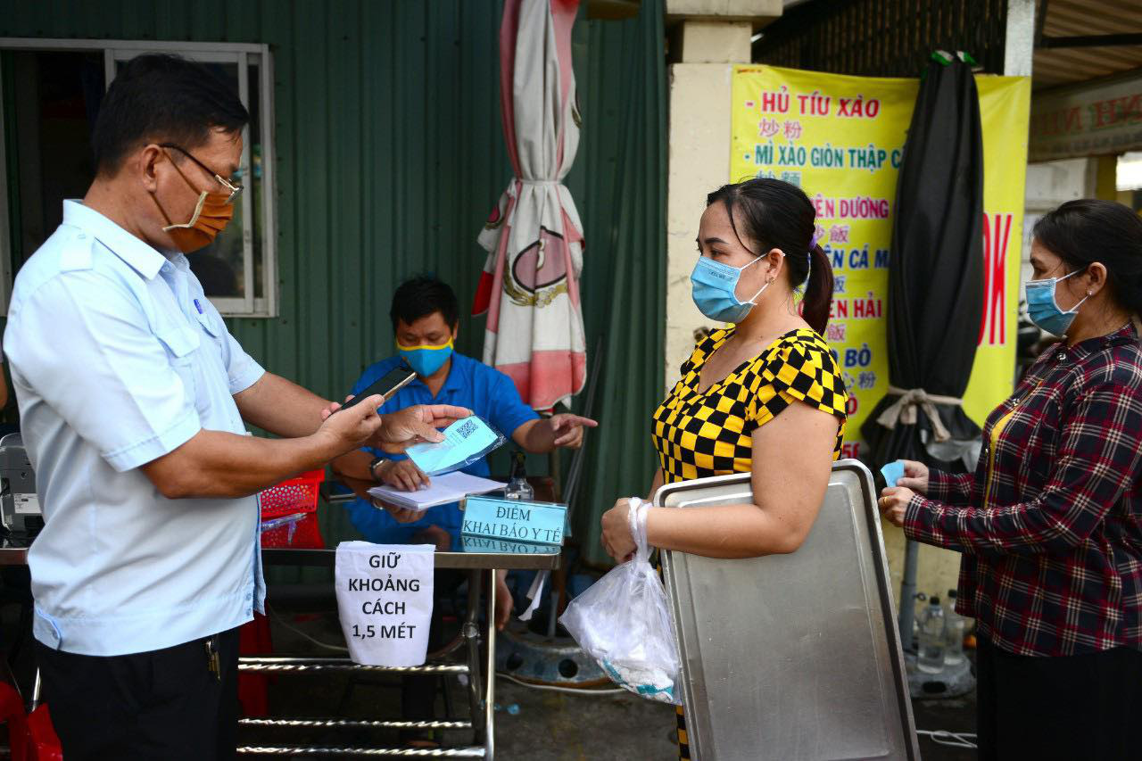 Đi chợ với thẻ xanh, thẻ hồng - Ảnh 2. Đi chợ với thẻ xanh, thẻ hồng - Ảnh 2.