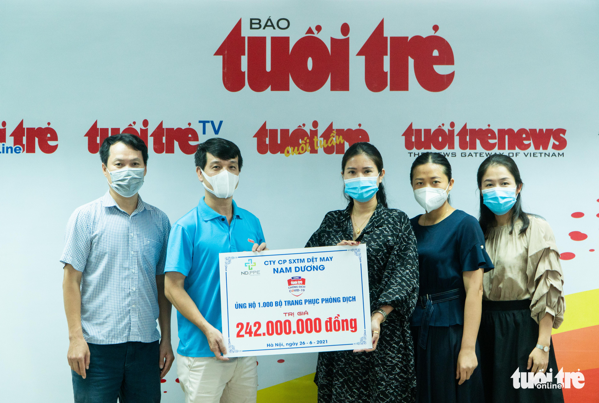 Công ty dệt may Nam Dương tặng 1.000 bộ đồ bảo hộ phòng dịch cho TP.HCM - Ảnh 1. Công ty dệt may Nam Dương tặng 1.000 bộ đồ bảo hộ phòng dịch cho TP.HCM - Ảnh 1.