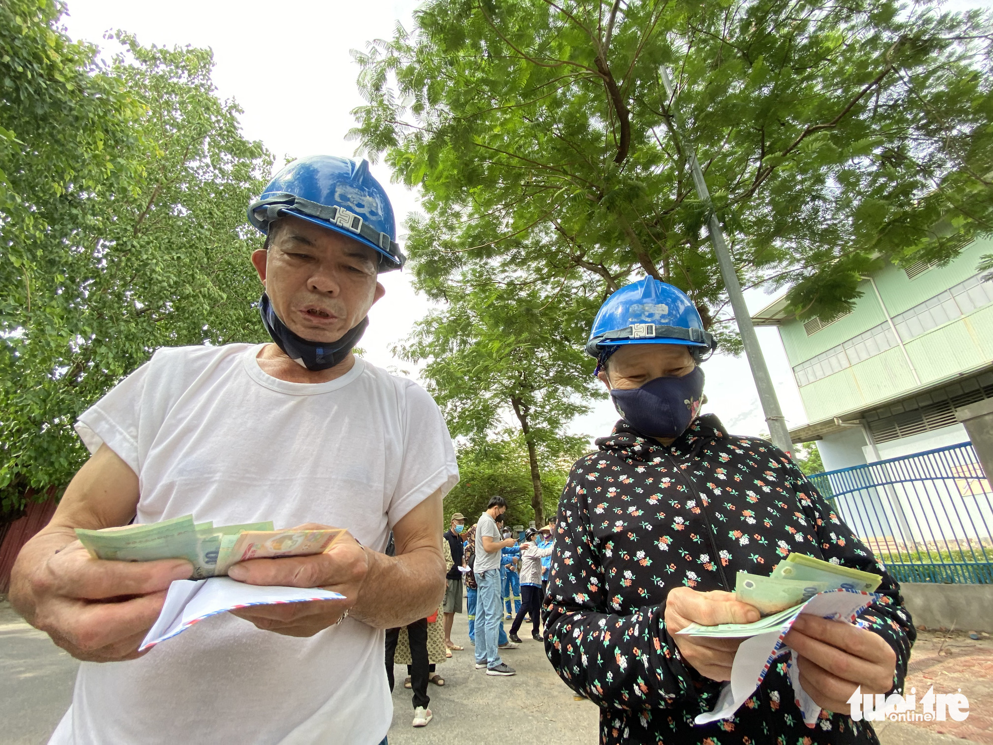 Công nhân môi trường bị nợ lương: ‘Được cộng đồng quan tâm, chị em hạnh phúc lắm’ - Ảnh 5. Công nhân môi trường bị nợ lương: ‘Được cộng đồng quan tâm, chị em hạnh phúc lắm’ - Ảnh 5.