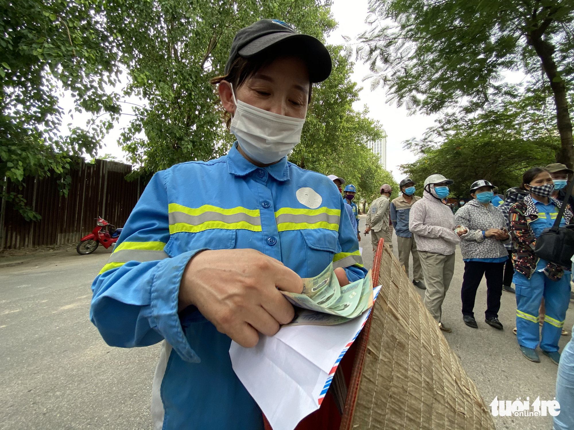 Công nhân môi trường bị nợ lương: ‘Được cộng đồng quan tâm, chị em hạnh phúc lắm’ - Ảnh 9. Công nhân môi trường bị nợ lương: ‘Được cộng đồng quan tâm, chị em hạnh phúc lắm’ - Ảnh 9.