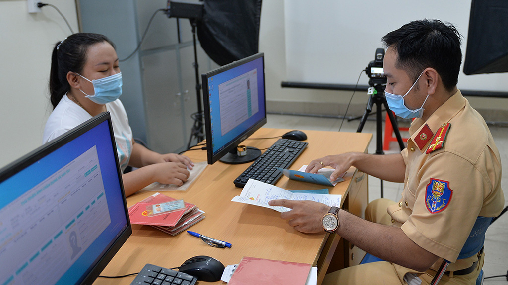 Từ 1-7, chấm dứt cấp sổ hộ khẩu, sổ tạm trú giấy - Ảnh 2. Từ 1-7, chấm dứt cấp sổ hộ khẩu, sổ tạm trú giấy - Ảnh 2.