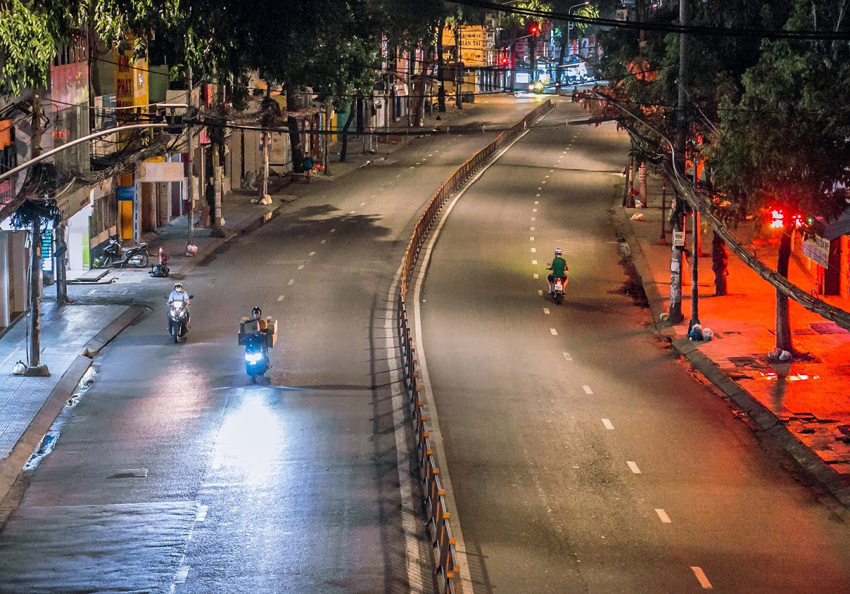 Sài Gòn đêm mùa dịch: Cuộc sống đảo lộn - Ảnh 3. Sài Gòn đêm mùa dịch: Cuộc sống đảo lộn - Ảnh 3.