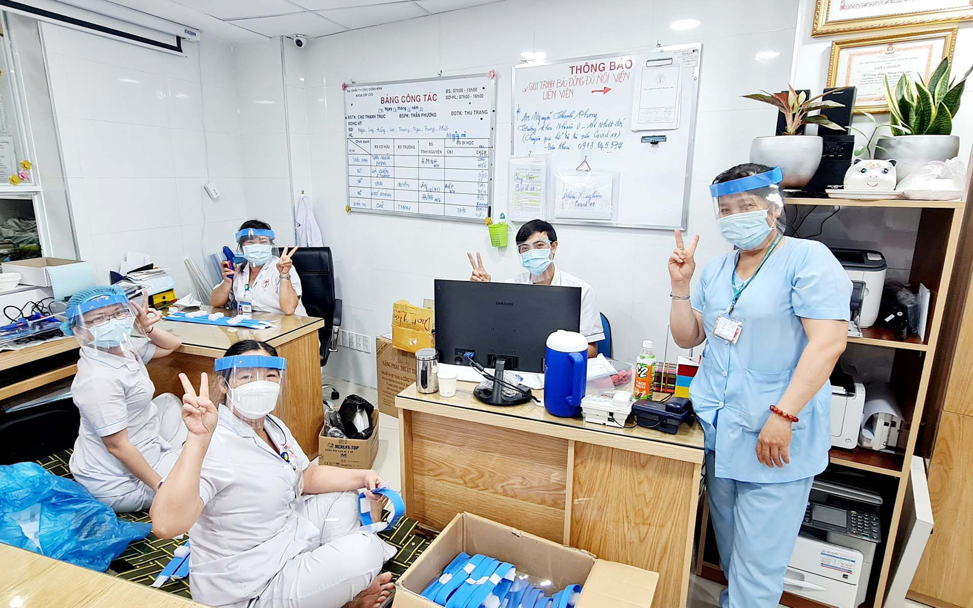 Bác sĩ làm thơ kể về thời gian cả nước chống dịch - Ảnh 1. Bác sĩ làm thơ kể về thời gian cả nước chống dịch - Ảnh 1.