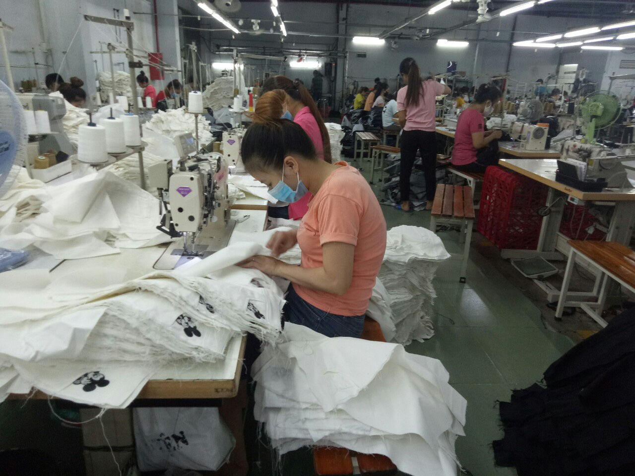 TP.HCM vận hành gói an sinh lần 2, dự kiến khoảng 1.076 tỉ hỗ trợ người dân và doanh nghiệp - Ảnh 2. TP.HCM vận hành gói an sinh lần 2, dự kiến khoảng 1.076 tỉ hỗ trợ người dân và doanh nghiệp - Ảnh 2.