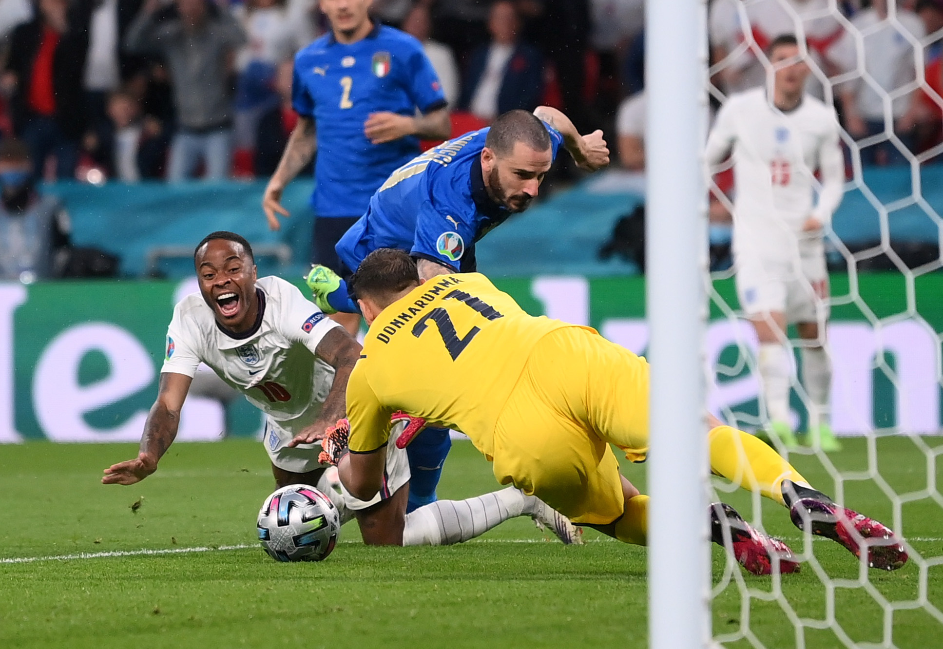 Những khoảnh khắc định đoạt trận chung kết Euro 2020 - Ảnh 9. Những khoảnh khắc định đoạt trận chung kết Euro 2020 - Ảnh 9.