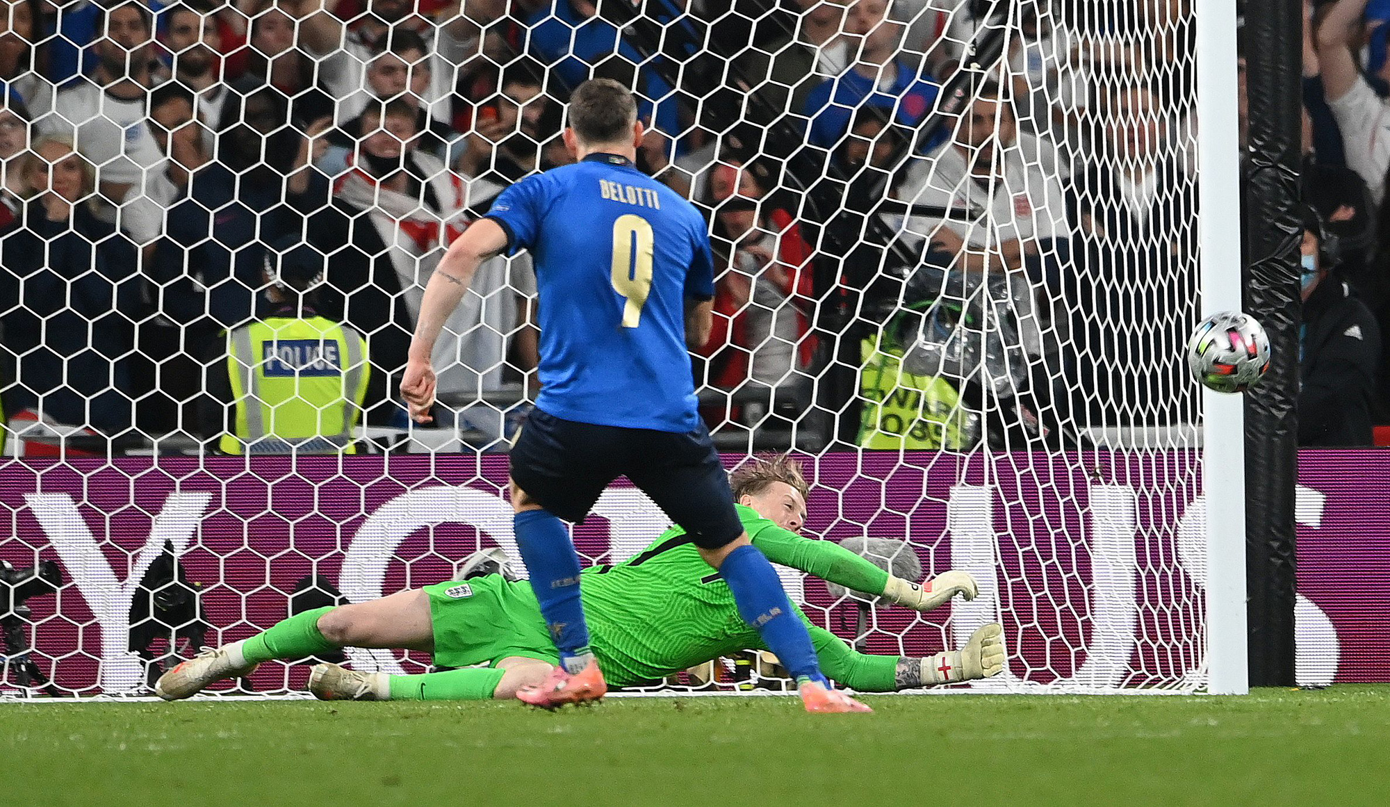 Những khoảnh khắc định đoạt trận chung kết Euro 2020 - Ảnh 18. Những khoảnh khắc định đoạt trận chung kết Euro 2020 - Ảnh 18.