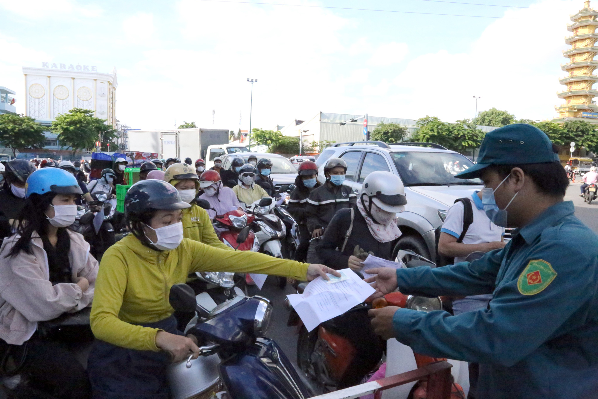 HỎI - ĐÁP về dịch COVID-19: Ra đường cần mang theo giấy tờ gì? - Ảnh 1. HỎI - ĐÁP về dịch COVID-19: Ra đường cần mang theo giấy tờ gì? - Ảnh 1.