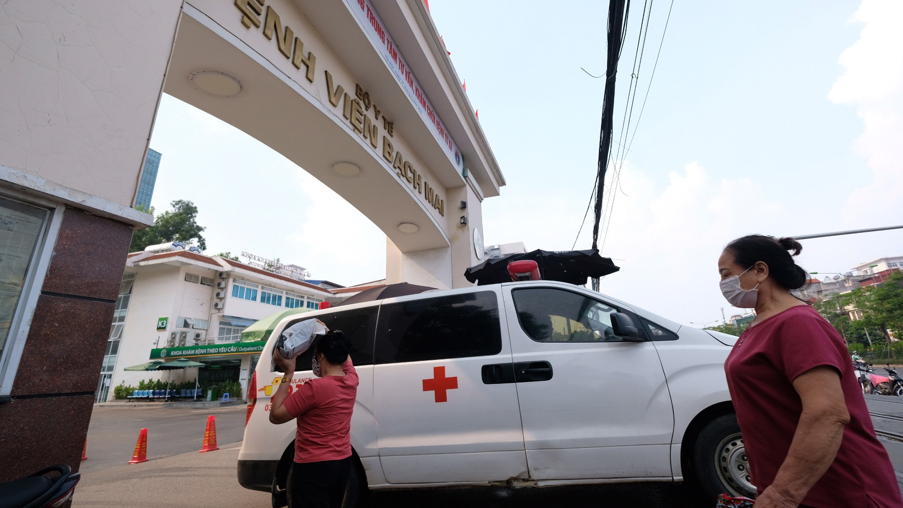 Vụ thổi giá thiết bị tại Bệnh viện Bạch Mai: Mỗi ca mổ não bị nâng giá 16,5 triệu đồng - Ảnh 1. Vụ thổi giá thiết bị tại Bệnh viện Bạch Mai: Mỗi ca mổ não bị nâng giá 16,5 triệu đồng - Ảnh 1.