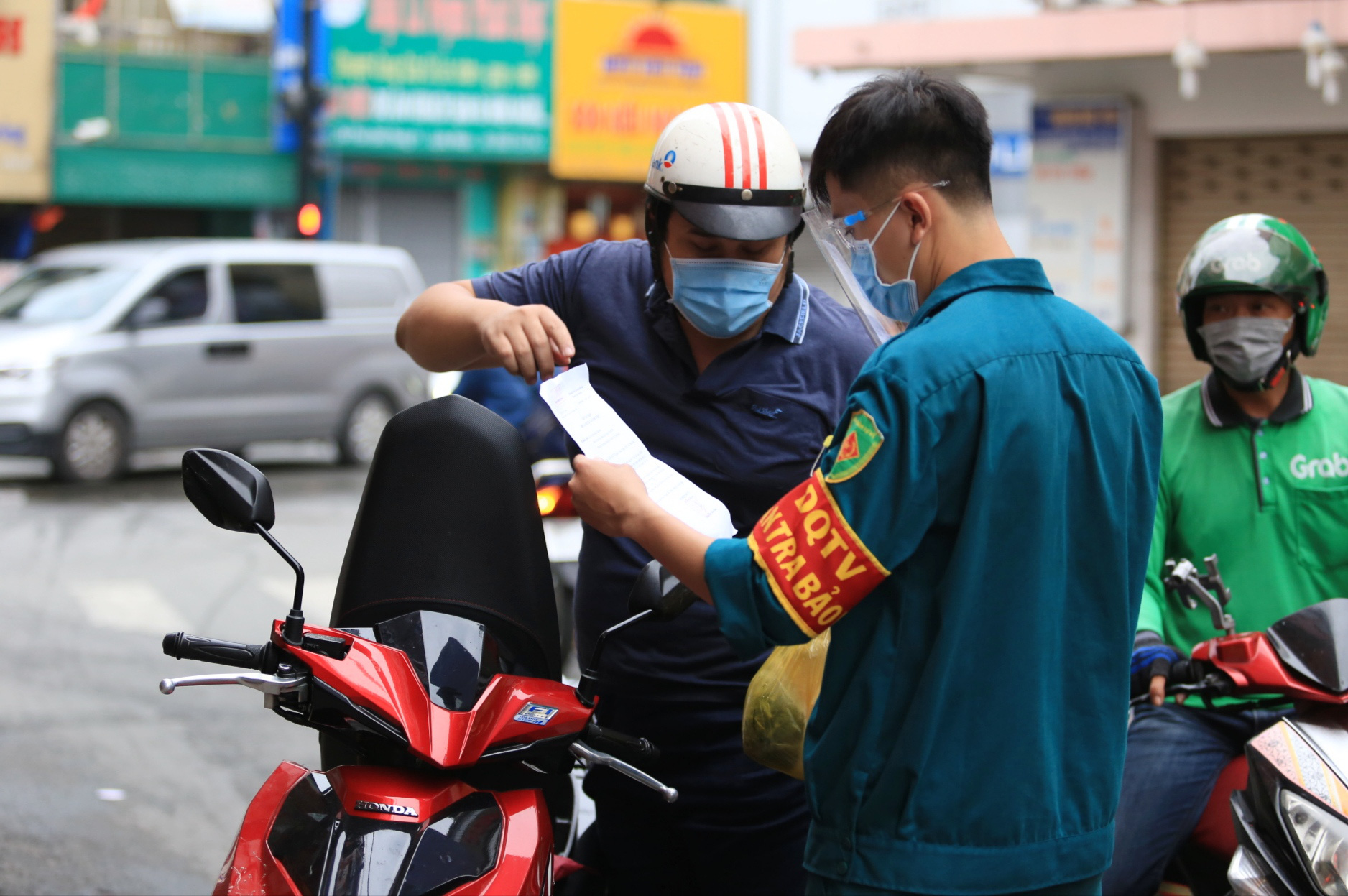 HỎI - ĐÁP về dịch COVID-19: Giấy xác nhận đi làm có hiệu lực không? - Ảnh 1. HỎI - ĐÁP về dịch COVID-19: Giấy xác nhận đi làm có hiệu lực không? - Ảnh 1.