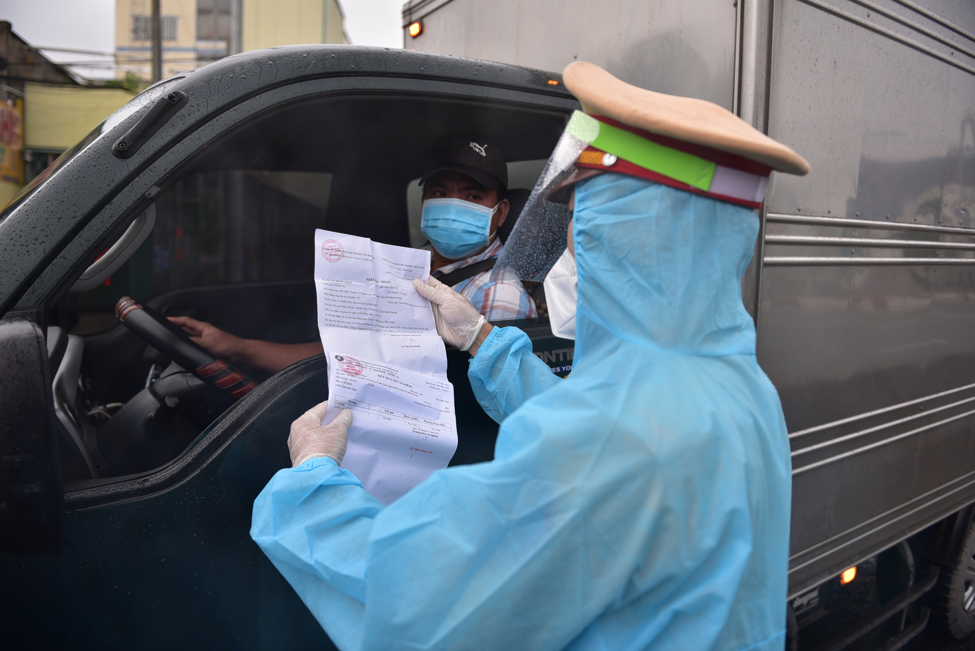 TP.HCM: Xe nào không đủ điều kiện để cấp giấy ưu tiên luồng xanh? - Ảnh 1. TP.HCM: Xe nào không đủ điều kiện để cấp giấy ưu tiên luồng xanh? - Ảnh 1.