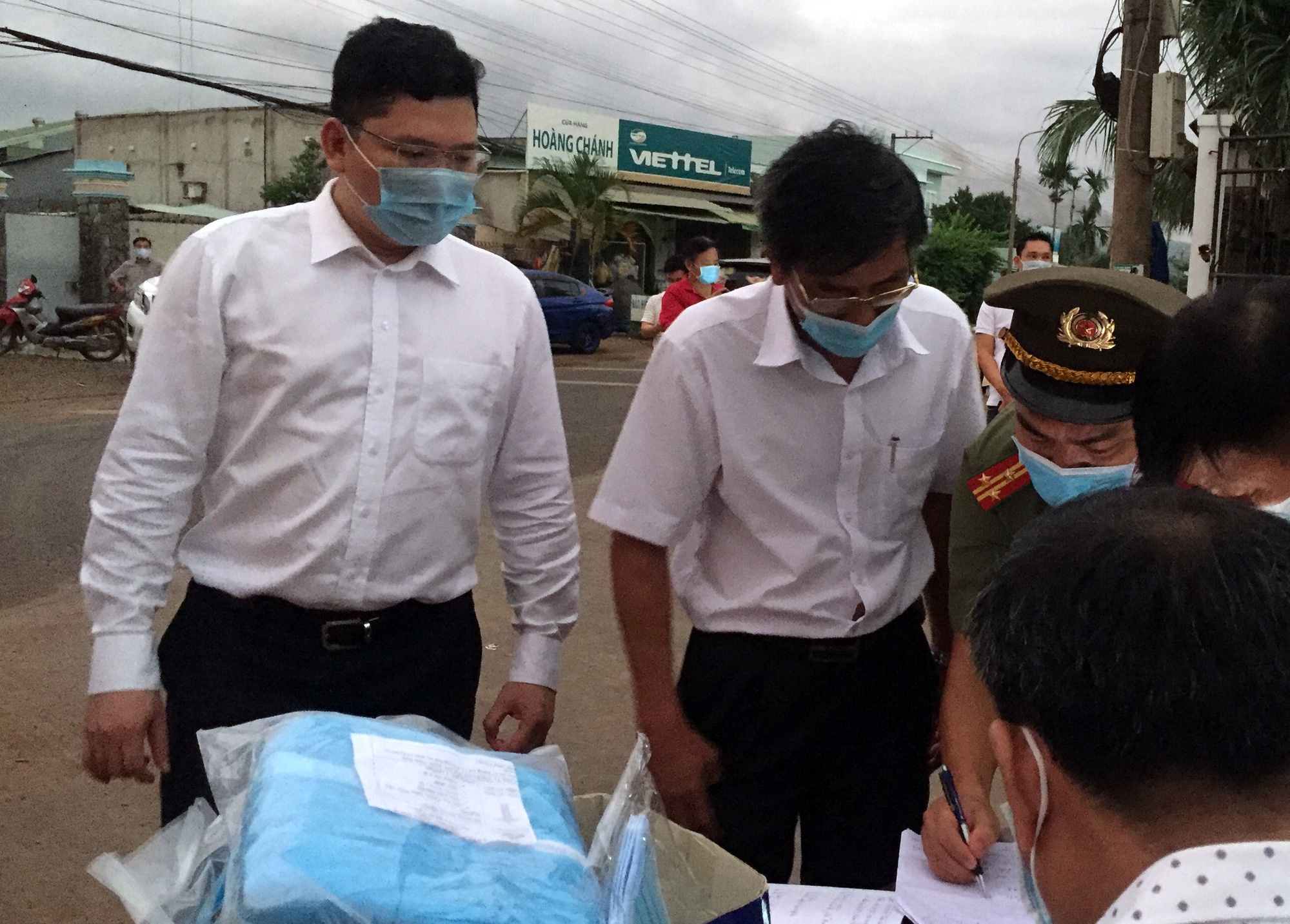 2h sáng, Bà Rịa - Vũng Tàu phong tỏa chợ xã, tổ dân cư vì 2 ca nghi nhiễm COVID-19 - Ảnh 2. 2h sáng, Bà Rịa - Vũng Tàu phong tỏa chợ xã, tổ dân cư vì 2 ca nghi nhiễm COVID-19 - Ảnh 2.