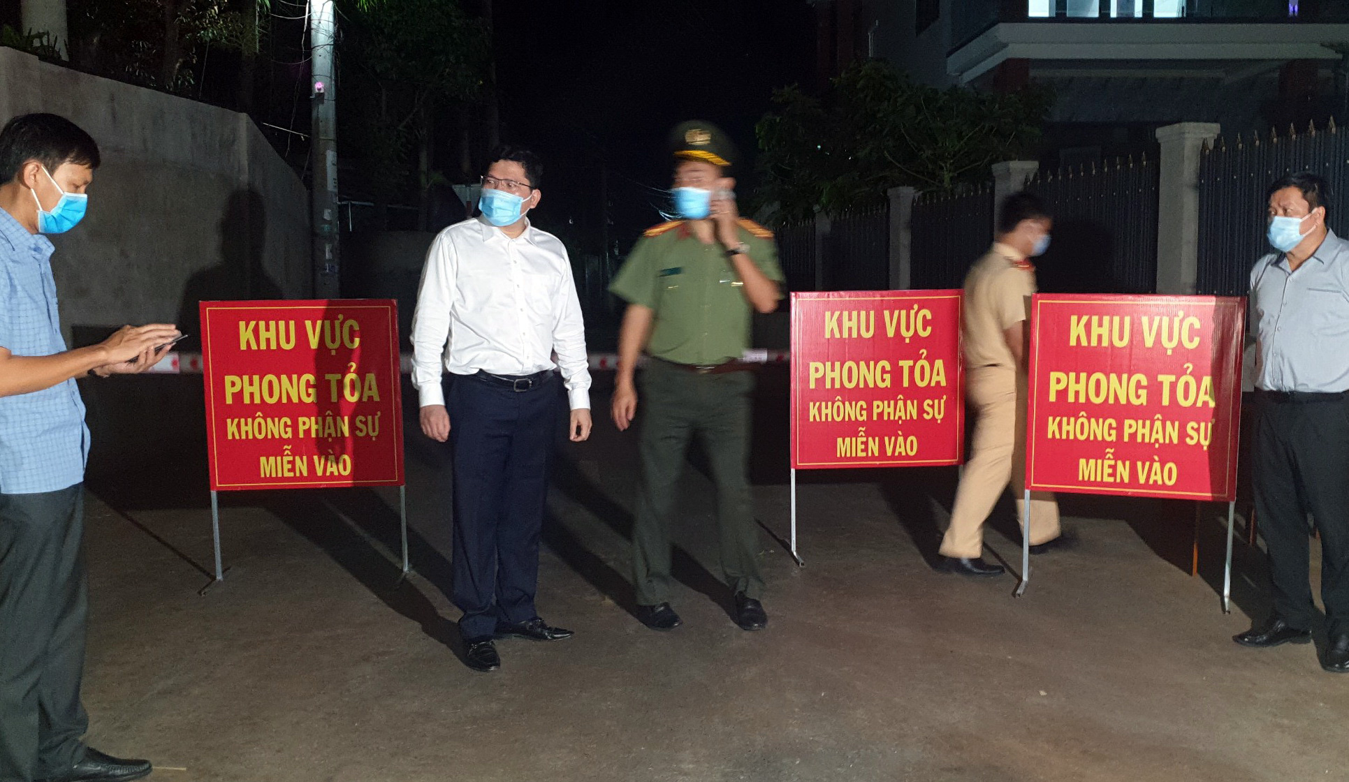 2h sáng, Bà Rịa - Vũng Tàu phong tỏa chợ xã, tổ dân cư vì 2 ca nghi nhiễm COVID-19 - Ảnh 1. 2h sáng, Bà Rịa - Vũng Tàu phong tỏa chợ xã, tổ dân cư vì 2 ca nghi nhiễm COVID-19 - Ảnh 1.