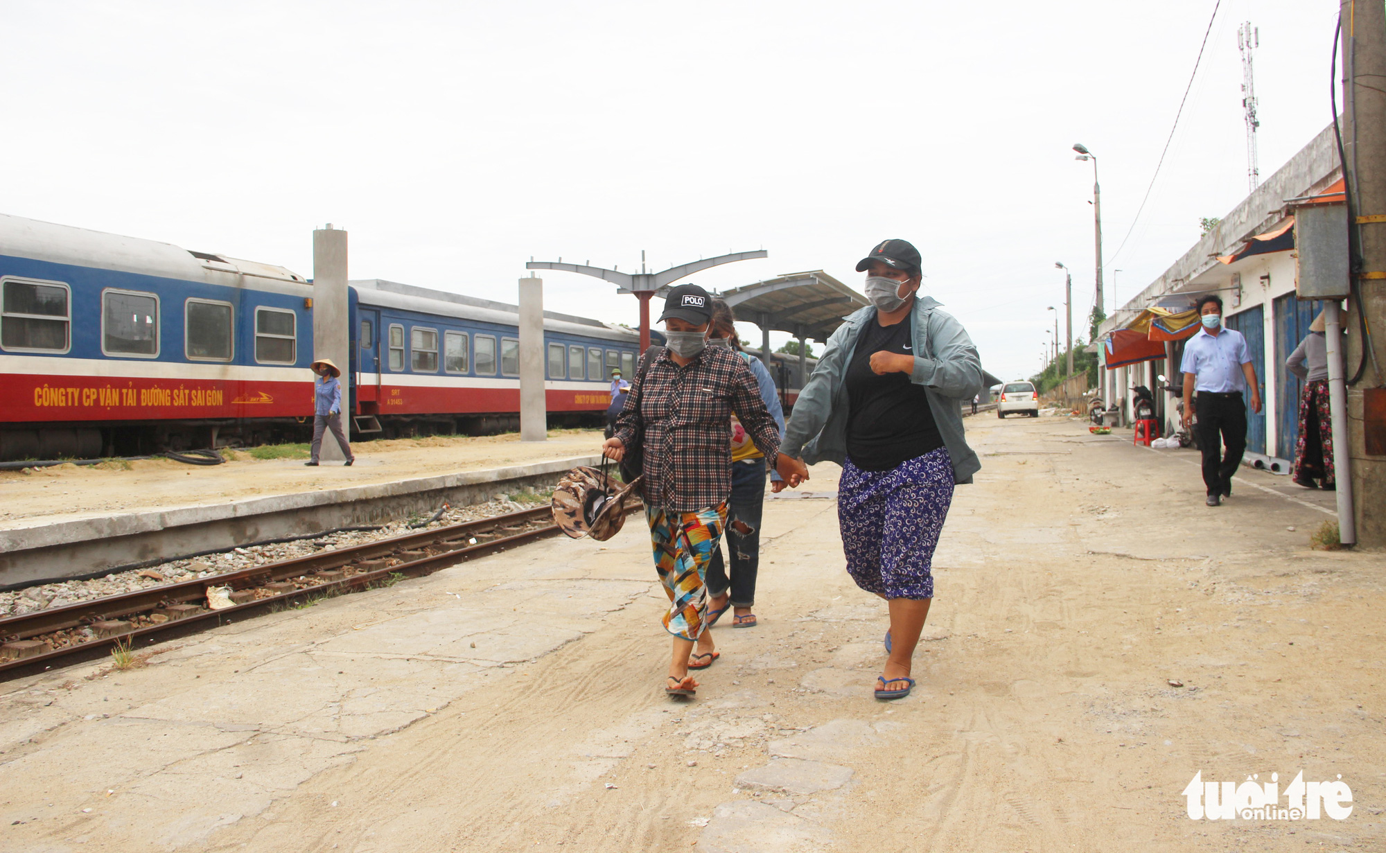 4 mẹ con người Nghệ An đạp xe tránh dịch đoàn tụ ở quê nhà - Ảnh 1. 4 mẹ con người Nghệ An đạp xe tránh dịch đoàn tụ ở quê nhà - Ảnh 1.