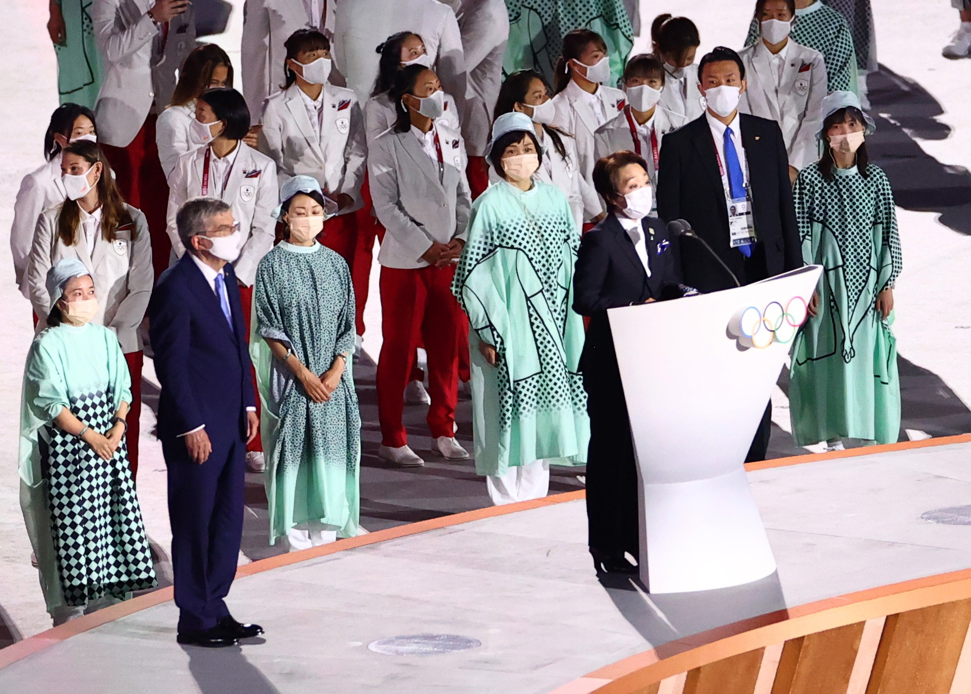 Đài lửa đã được thắp sáng, Olympic 2020 chính thức khai mạc - Ảnh 13.