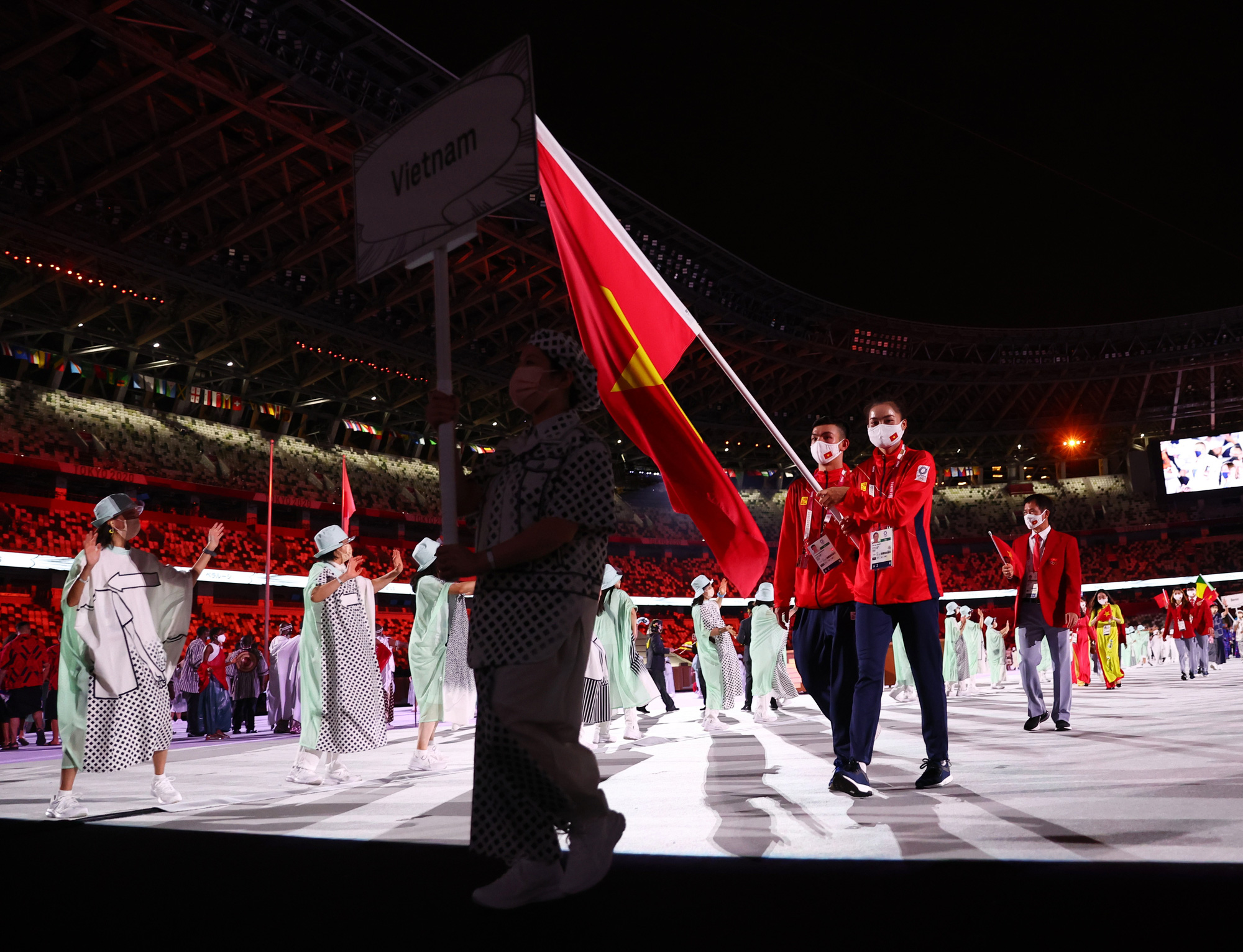 Đài lửa đã được thắp sáng, Olympic 2020 chính thức khai mạc - Ảnh 3.