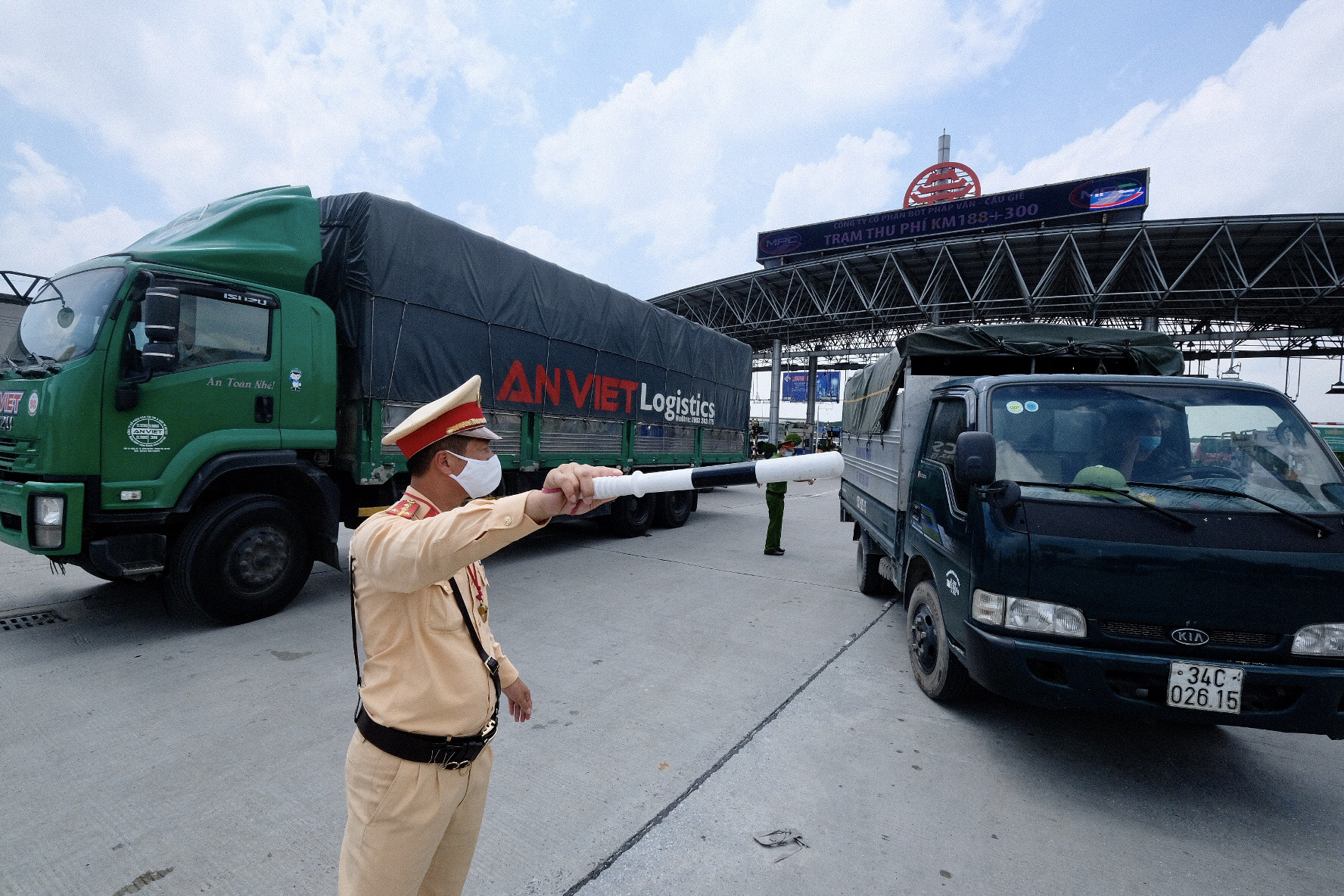 Xe luồng xanh được đi qua Hà Nội trong thời gian giãn cách xã hội - Ảnh 1. Xe luồng xanh được đi qua Hà Nội trong thời gian giãn cách xã hội - Ảnh 1.