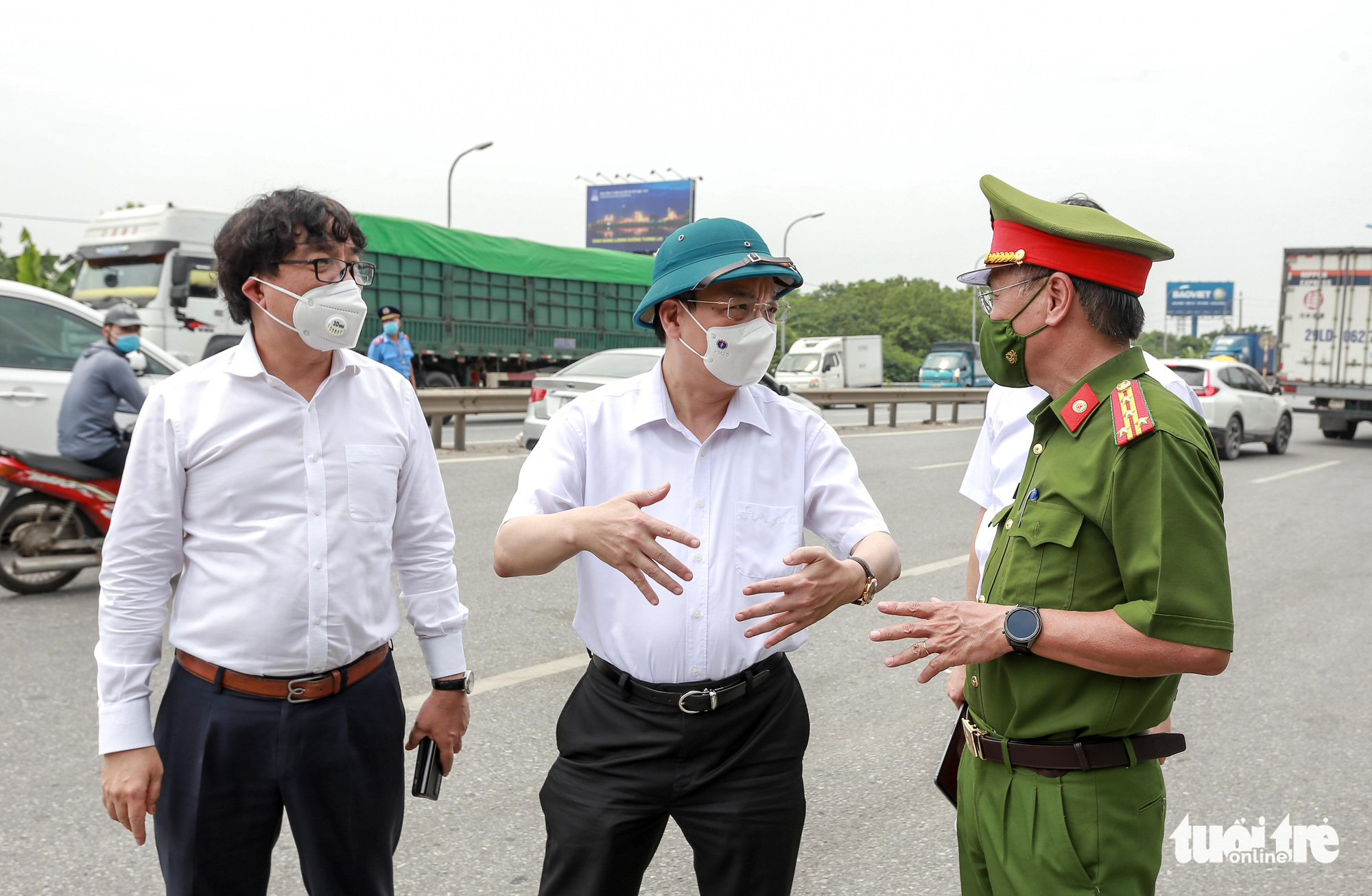 Hà Nội mở tối đa luồng xanh, các xe được đi xuyên qua thủ đô mà không bị kiểm tra - Ảnh 1. Hà Nội mở tối đa luồng xanh, các xe được đi xuyên qua thủ đô mà không bị kiểm tra - Ảnh 1.