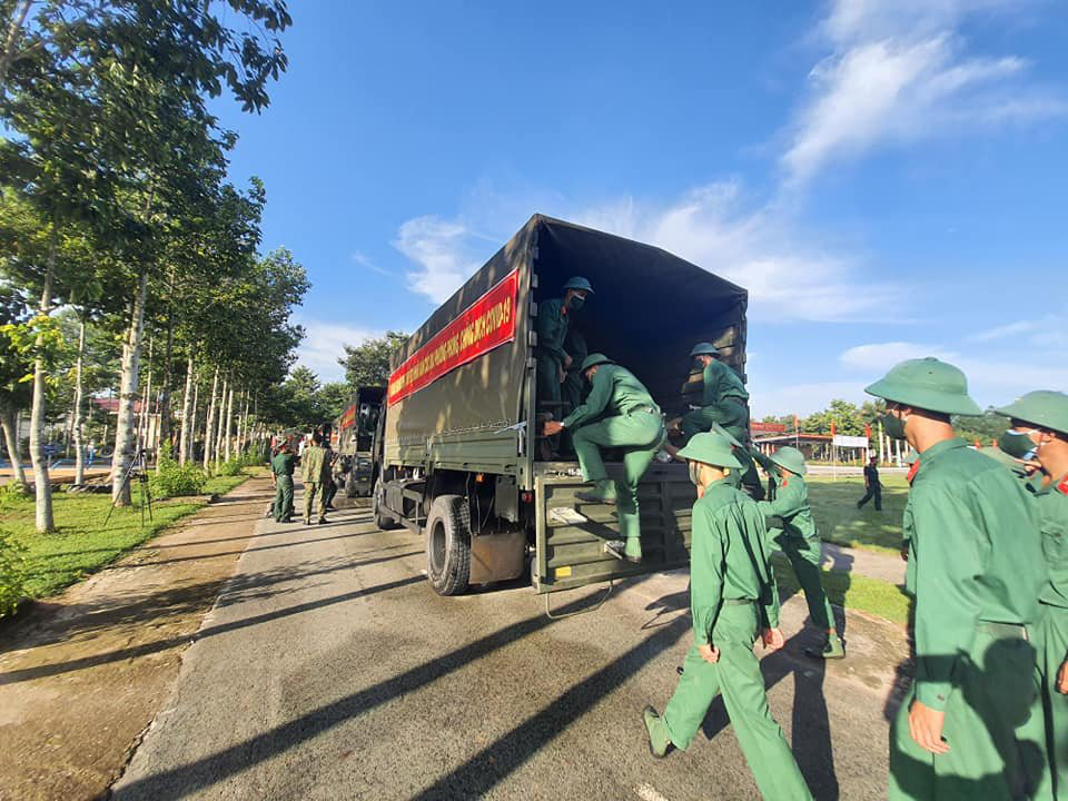 Bộ Tư lệnh Quân khu 7 cử 500 cán bộ chiến sĩ hỗ trợ Bình Dương chống dịch - Ảnh 2. Bộ Tư lệnh Quân khu 7 cử 500 cán bộ chiến sĩ hỗ trợ Bình Dương chống dịch - Ảnh 2.
