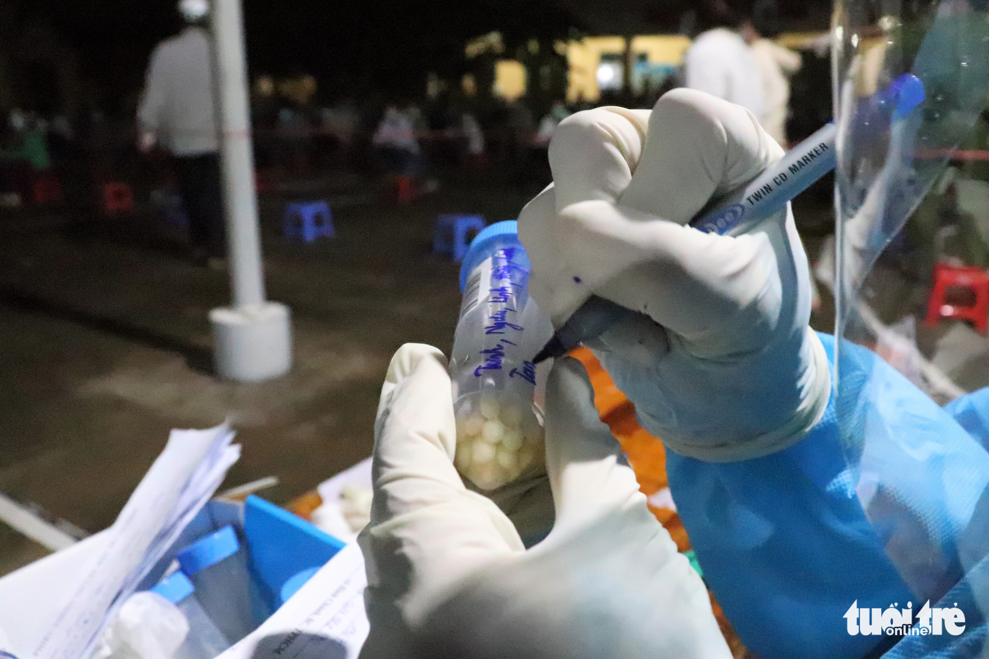 24 giờ, TP.HCM thêm 714 ca COVID-19, có 106 ca phát hiện qua sàng lọc và cộng đồng - Ảnh 1. 24 giờ, TP.HCM thêm 714 ca COVID-19, có 106 ca phát hiện qua sàng lọc và cộng đồng - Ảnh 1.