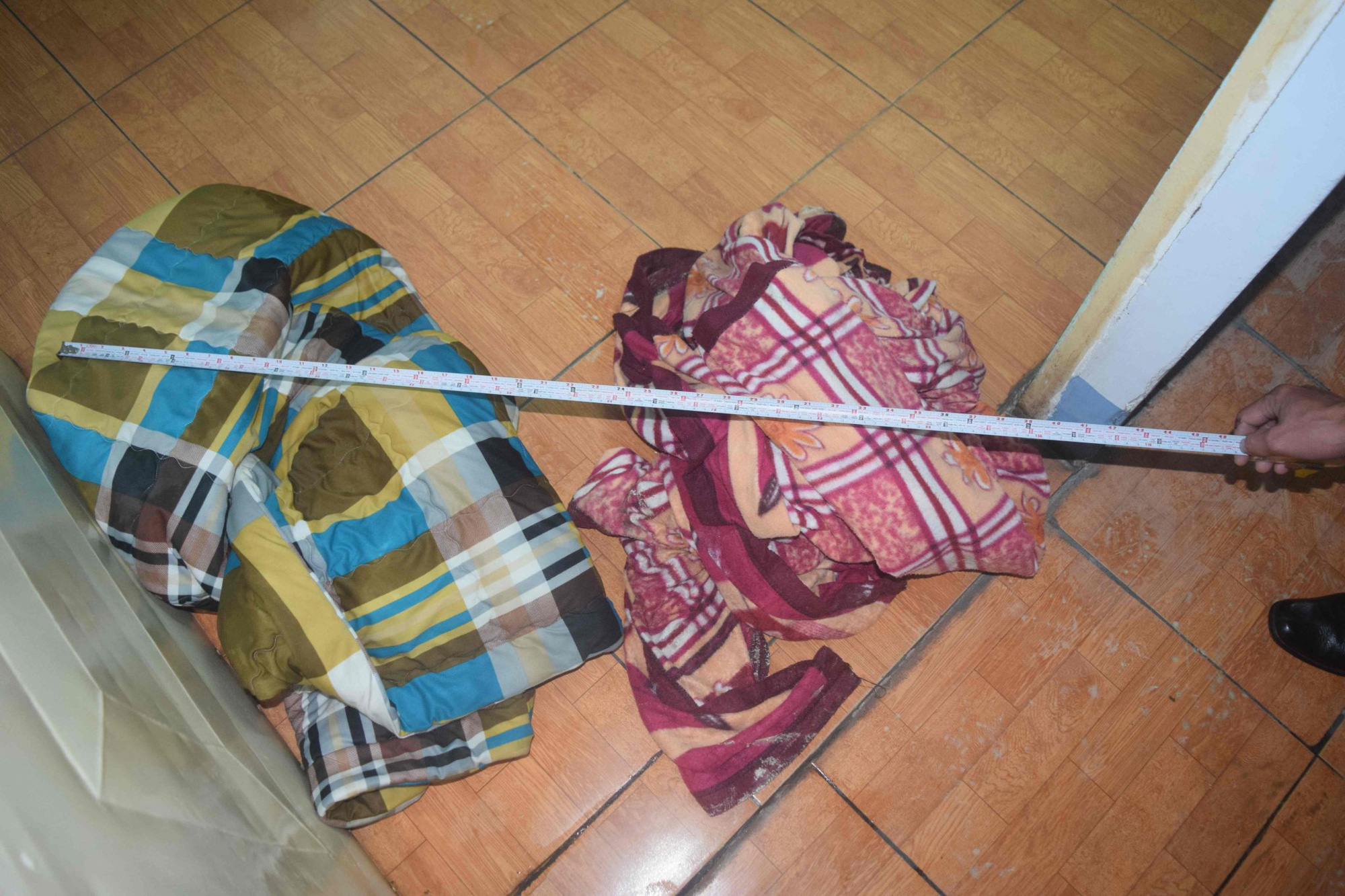 Đổ xăng lên con gái 3 và 7 tuổi dọa châm lửa đốt để ngăn vợ ly hôn - Ảnh 1.