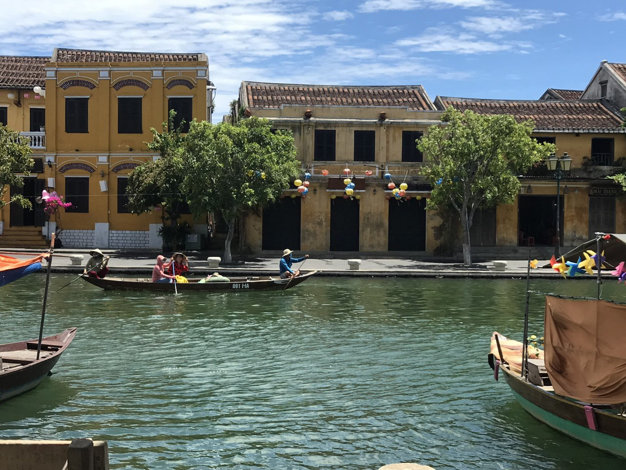 Ca sĩ Ánh Tuyết bật khóc khi hát Gửi vô Nam, mong Sài Gòn sẽ vui trở lại - Ảnh 7. Ca sĩ Ánh Tuyết bật khóc khi hát Gửi vô Nam, mong Sài Gòn sẽ vui trở lại - Ảnh 7.