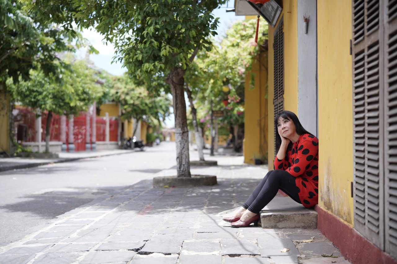 Ca sĩ Ánh Tuyết bật khóc khi hát Gửi vô Nam, mong Sài Gòn sẽ vui trở lại - Ảnh 3. Ca sĩ Ánh Tuyết bật khóc khi hát Gửi vô Nam, mong Sài Gòn sẽ vui trở lại - Ảnh 3.