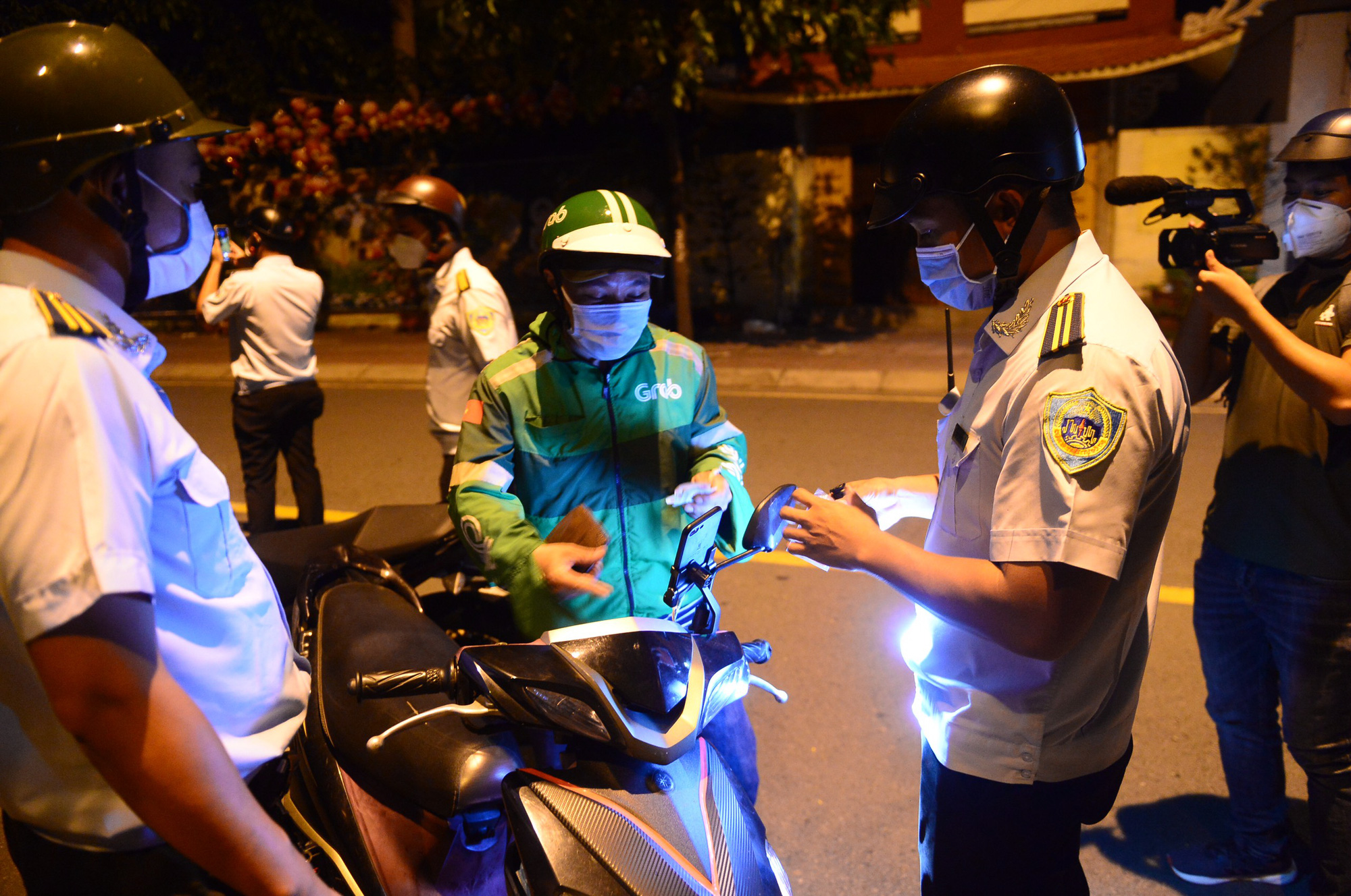 Shipper có thể bị phạt vì thiếu... băng đeo tay - Ảnh 1.