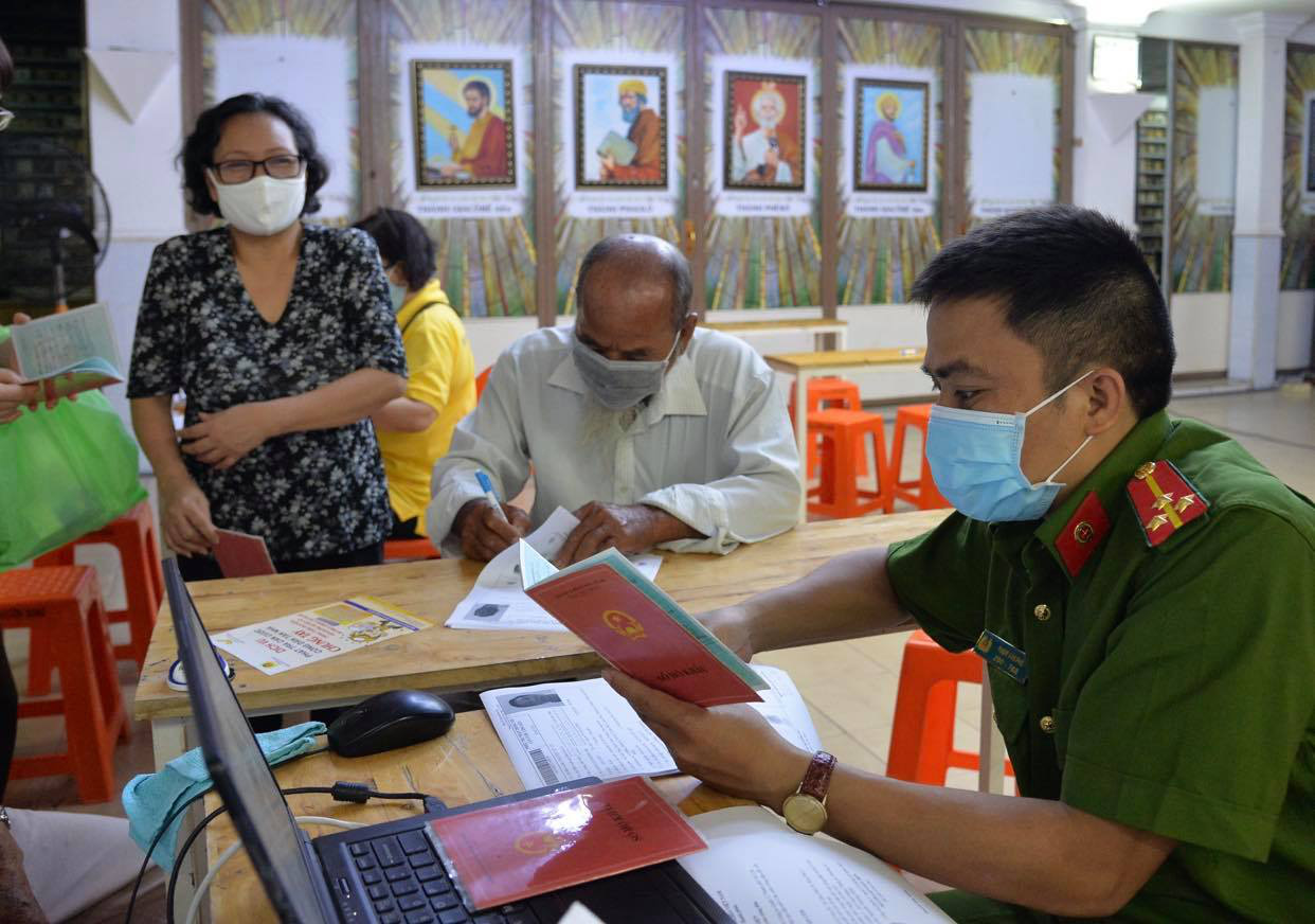 Nhập hộ khẩu vào Hà Nội, TP.HCM có gì khác sau 1-7? - Ảnh 1. Nhập hộ khẩu vào Hà Nội, TP.HCM có gì khác sau 1-7? - Ảnh 1.