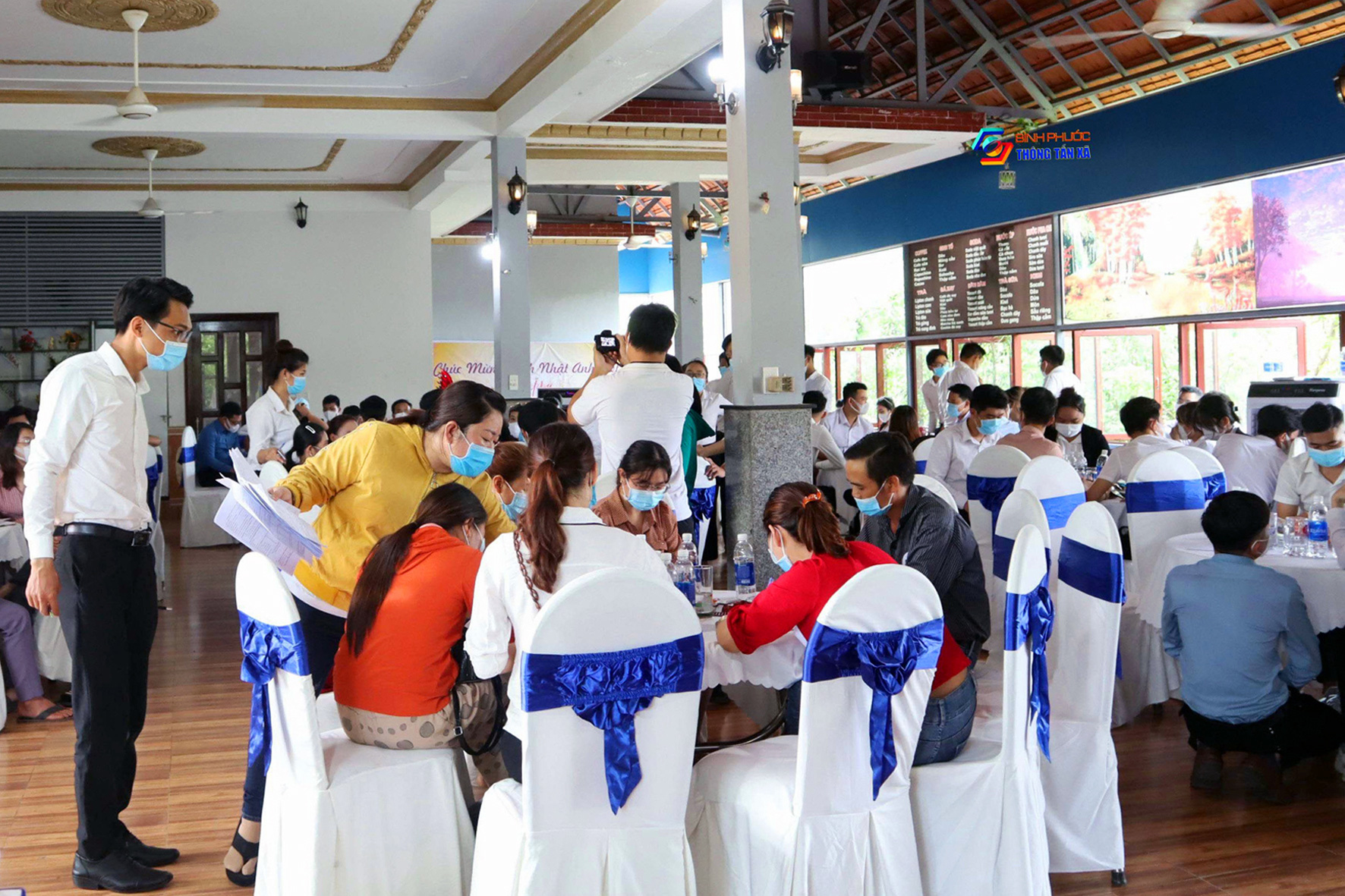 Nhiều ôtô biển số TP.HCM, Bình Dương, Đồng Nai dự sự kiện hơn một trăm người - Ảnh 1. Nhiều ôtô biển số TP.HCM, Bình Dương, Đồng Nai dự sự kiện hơn một trăm người - Ảnh 1.