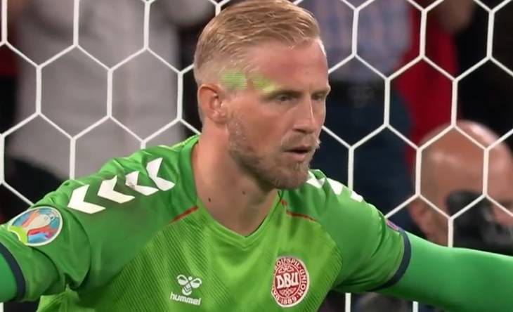 Thủ môn tuyển Đan Mạch bị chiếu tia laser vào mặt khi bắt phạt đền - Ảnh 1. Thủ môn tuyển Đan Mạch bị chiếu tia laser vào mặt khi bắt phạt đền - Ảnh 1.