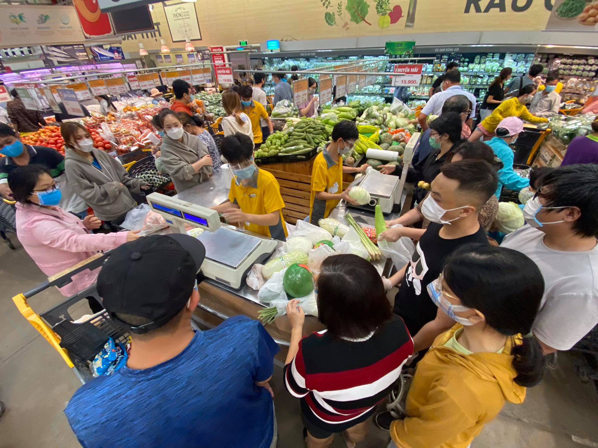 TP.HCM hàng hóa vẫn ê hề, bà con cứ từ từ mua sắm - Ảnh 6. TP.HCM hàng hóa vẫn ê hề, bà con cứ từ từ mua sắm - Ảnh 6.