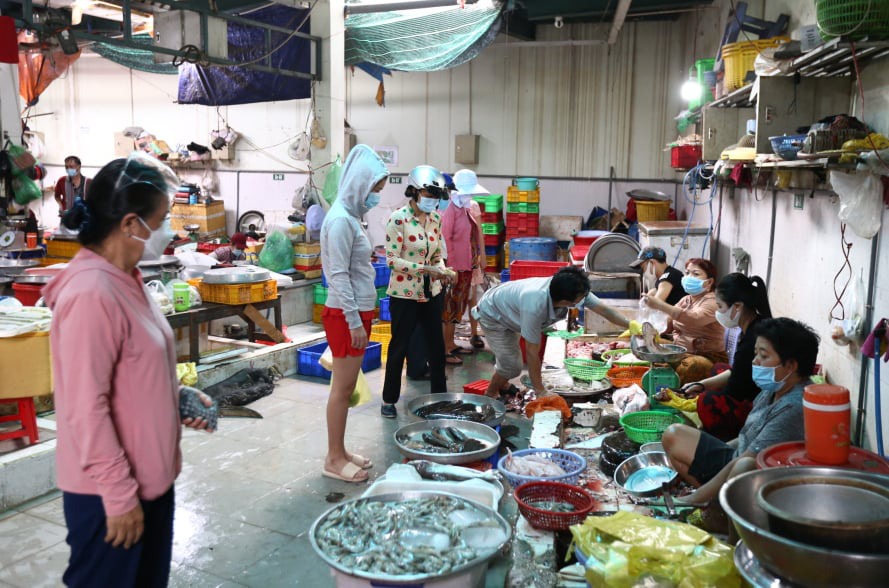 TP.HCM hàng hóa vẫn ê hề, bà con cứ từ từ mua sắm - Ảnh 3. TP.HCM hàng hóa vẫn ê hề, bà con cứ từ từ mua sắm - Ảnh 3.