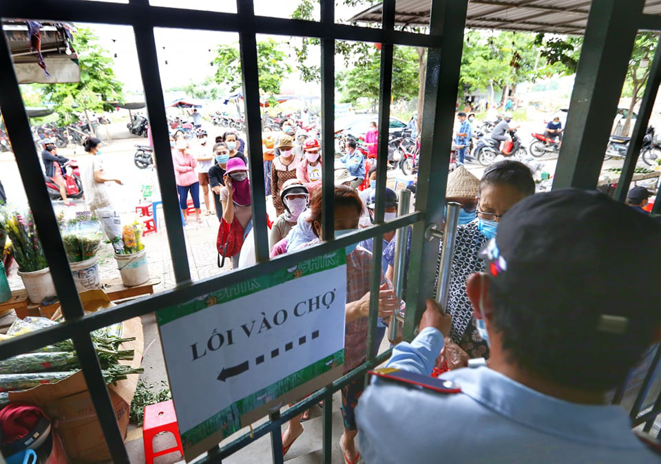 TP.HCM hàng hóa vẫn ê hề, bà con cứ từ từ mua sắm - Ảnh 2. TP.HCM hàng hóa vẫn ê hề, bà con cứ từ từ mua sắm - Ảnh 2.