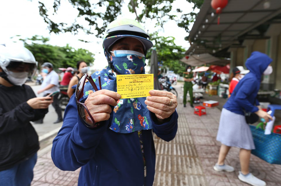 TP.HCM hàng hóa vẫn ê hề, bà con cứ từ từ mua sắm - Ảnh 5. TP.HCM hàng hóa vẫn ê hề, bà con cứ từ từ mua sắm - Ảnh 5.