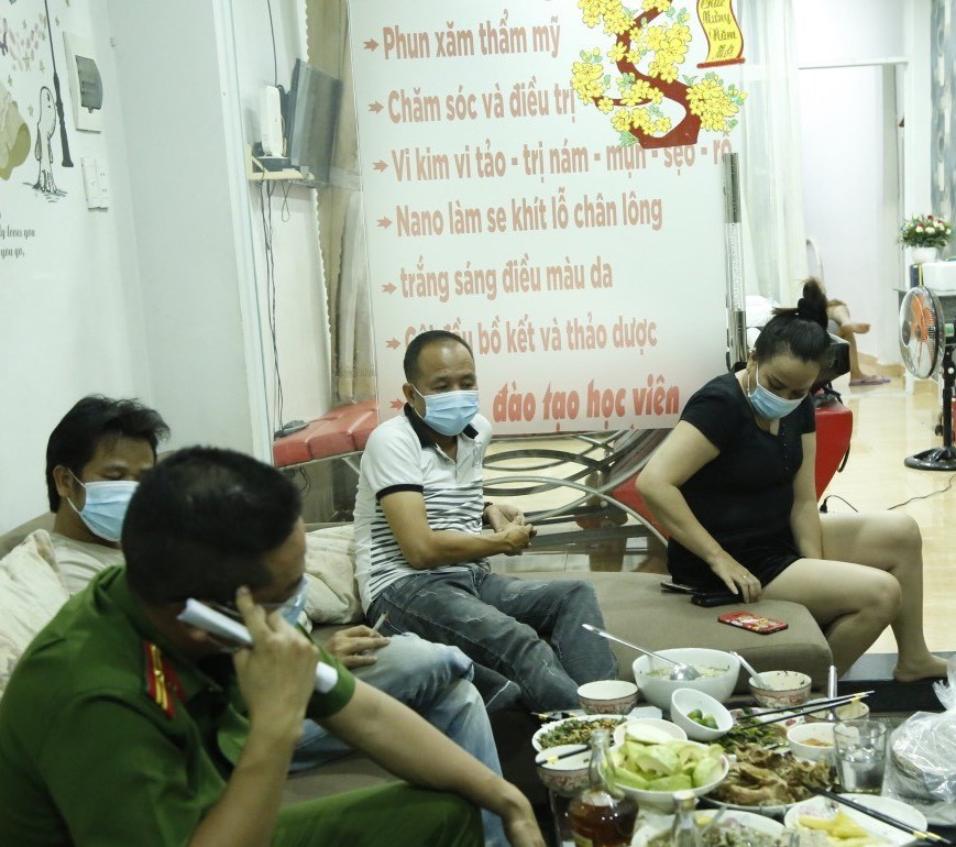 Mặc đồ công an ngồi ăn nhậu giữa dịch, hóa ra thiếu tá dỏm - Ảnh 1. Mặc đồ công an ngồi ăn nhậu giữa dịch, hóa ra thiếu tá dỏm - Ảnh 1.