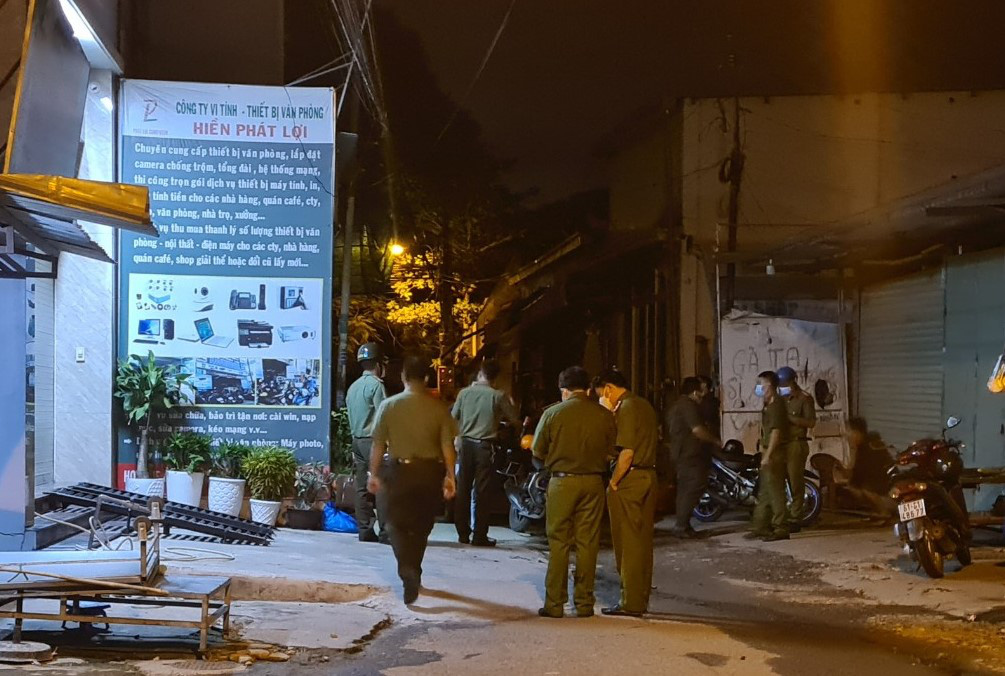 Mặc đồ công an ngồi ăn nhậu giữa dịch, hóa ra thiếu tá dỏm - Ảnh 2. Mặc đồ công an ngồi ăn nhậu giữa dịch, hóa ra thiếu tá dỏm - Ảnh 2.