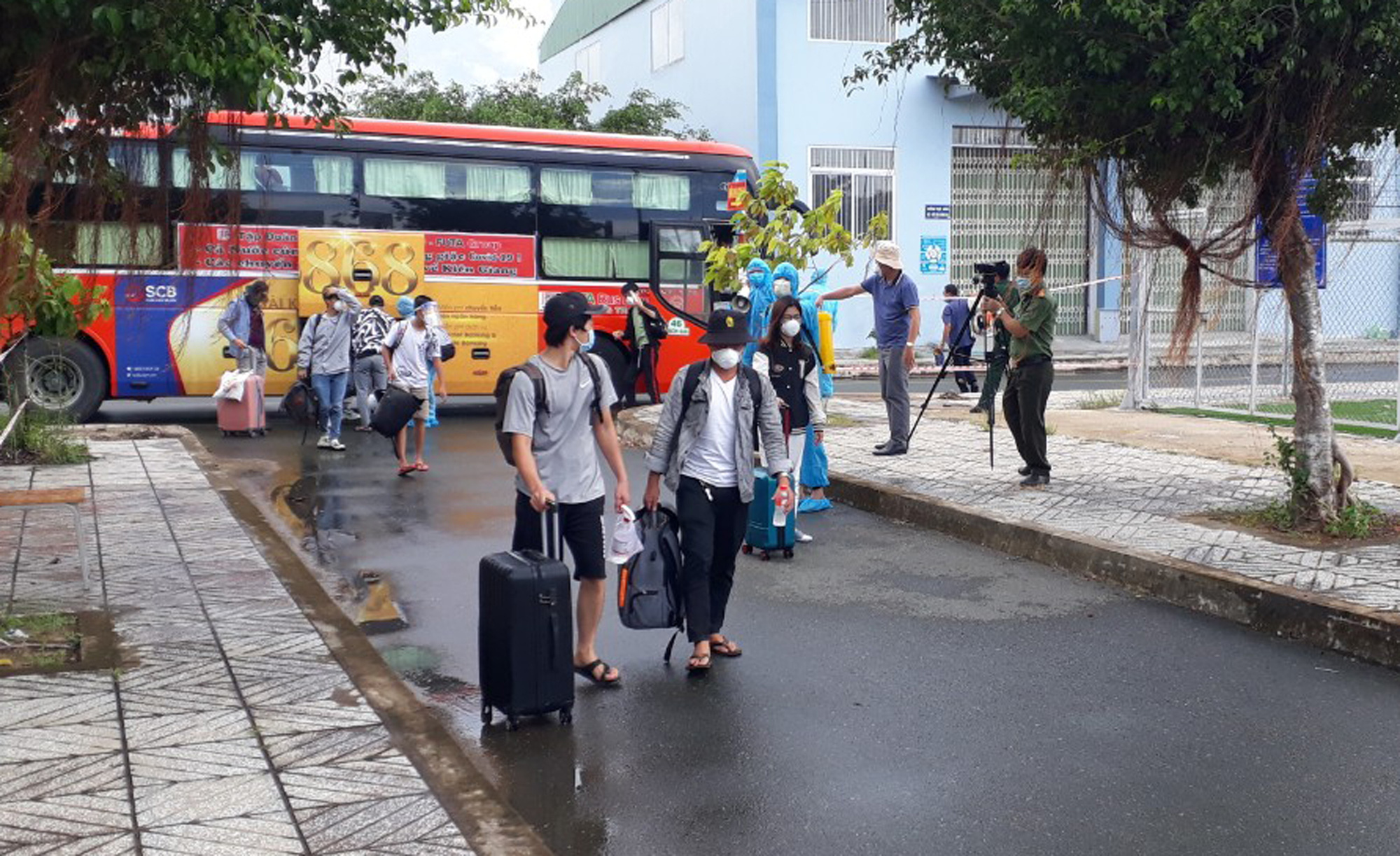 Đoàn xe 40 chiếc chở sinh viên, bà con Kiên Giang rời TP.HCM đã về tới khu cách ly - Ảnh 1. Đoàn xe 40 chiếc chở sinh viên, bà con Kiên Giang rời TP.HCM đã về tới khu cách ly - Ảnh 1.