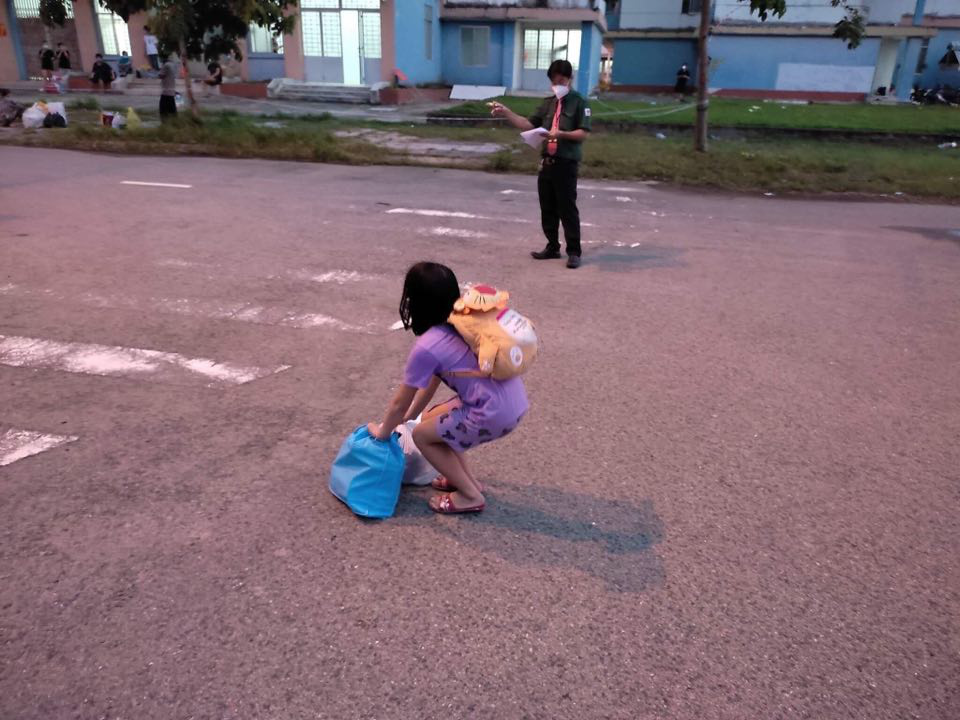 Trẻ em mắc COVID-19 có nguy hiểm không, xử trí thế nào? - Ảnh 1. Trẻ em mắc COVID-19 có nguy hiểm không, xử trí thế nào? - Ảnh 1.