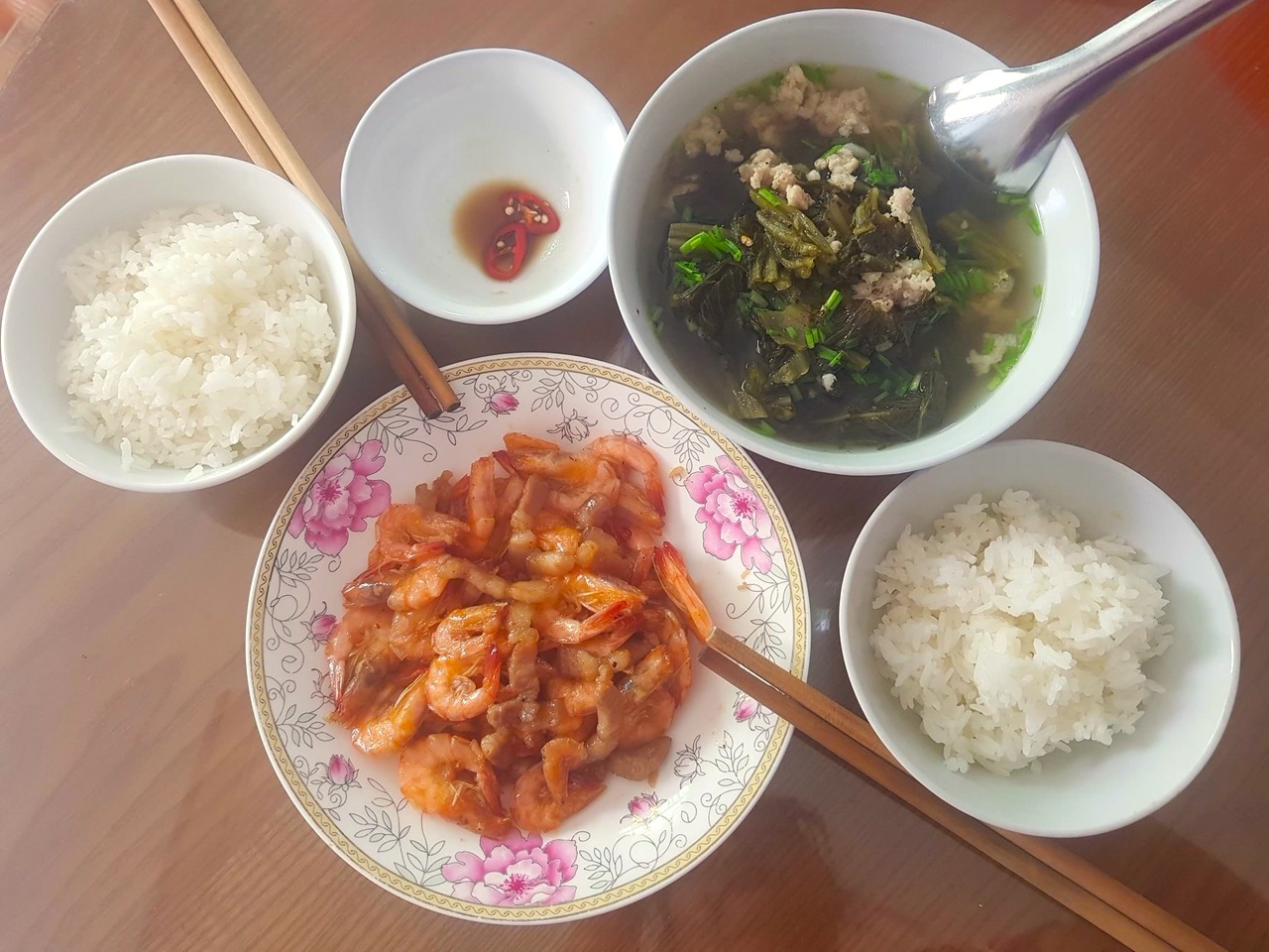 Tép rang thịt ba rọi và canh thịt bằm dưa cải, ăn xong rồi nhớ các con - Ảnh 1.