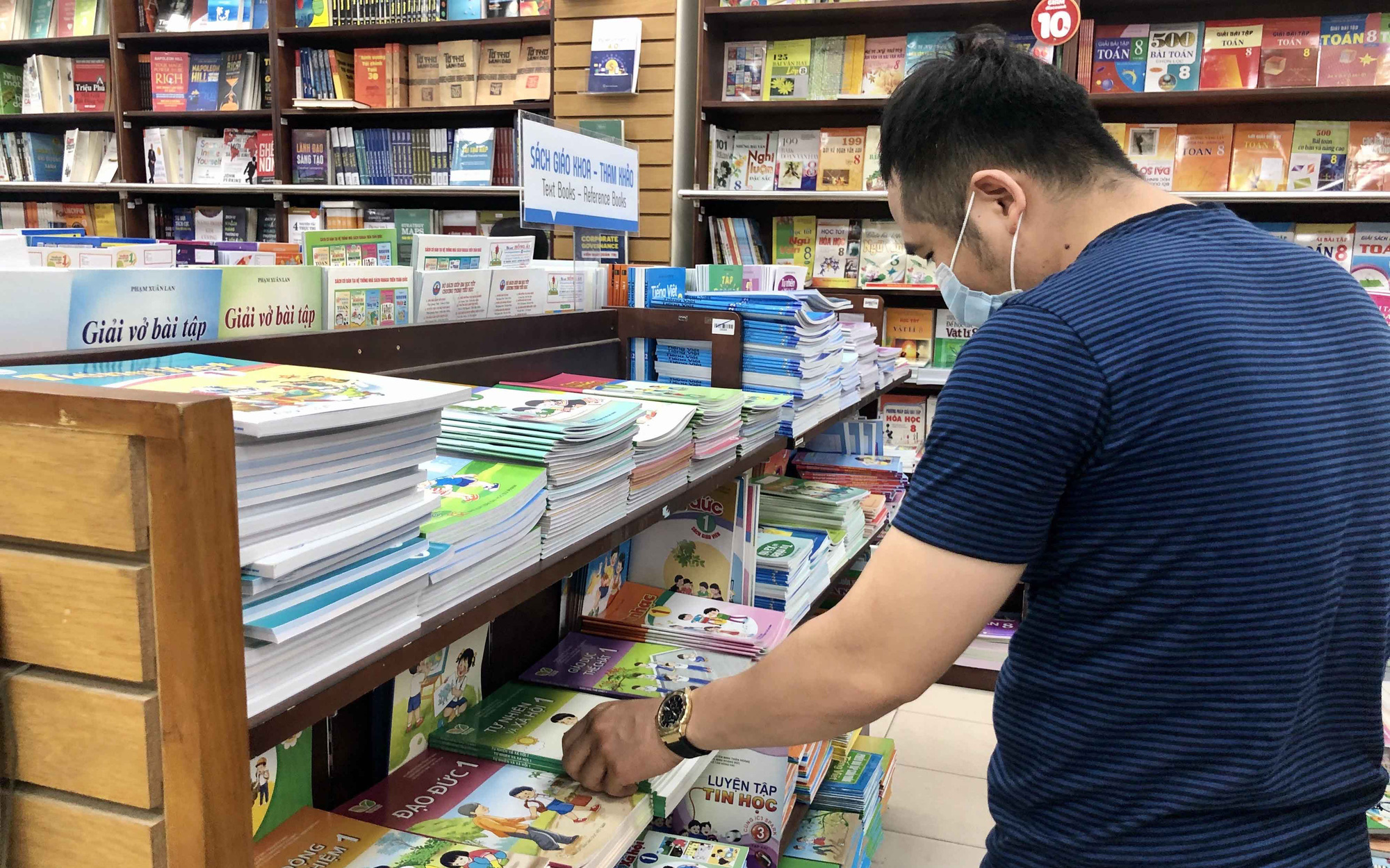 Mua sách giáo khoa ở đâu? - Ảnh 1. Mua sách giáo khoa ở đâu? - Ảnh 1.