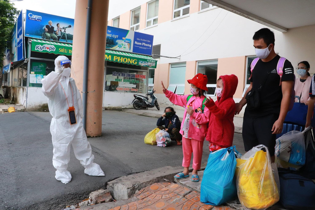 TP.HCM phát hiện thêm 2 ổ dịch mới ở quận 1 và quận 5, còn hơn 7.200 mẫu chưa có kết quả - Ảnh 3. TP.HCM phát hiện thêm 2 ổ dịch mới ở quận 1 và quận 5, còn hơn 7.200 mẫu chưa có kết quả - Ảnh 3.