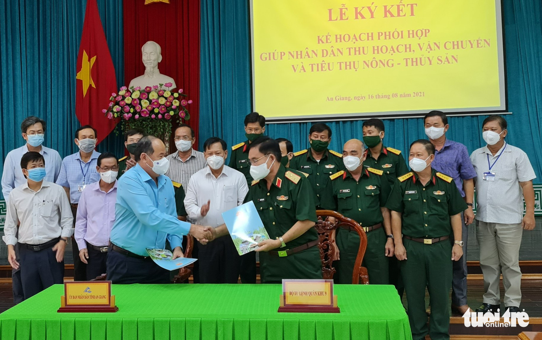 Quân khu 9 hỗ trợ người dân An Giang thu hoạch, vận chuyển nông sản - Ảnh 1.