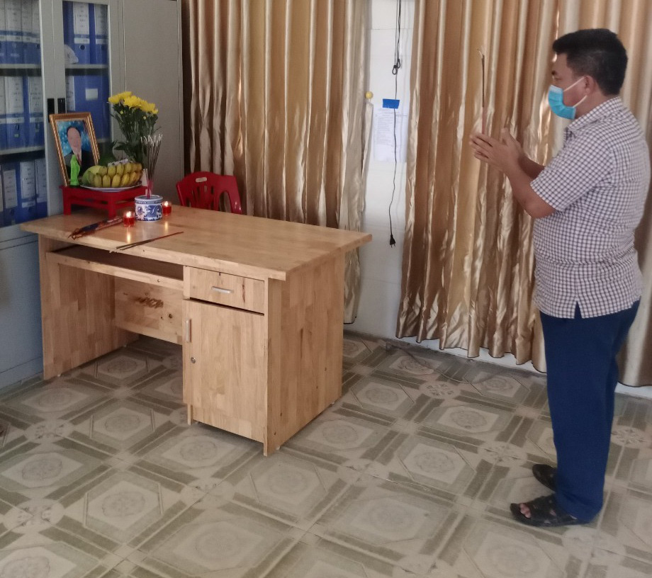 Nam y sĩ lập bàn thờ vọng chịu tang cha trong khu cách ly - Ảnh 1. Nam y sĩ lập bàn thờ vọng chịu tang cha trong khu cách ly - Ảnh 1.